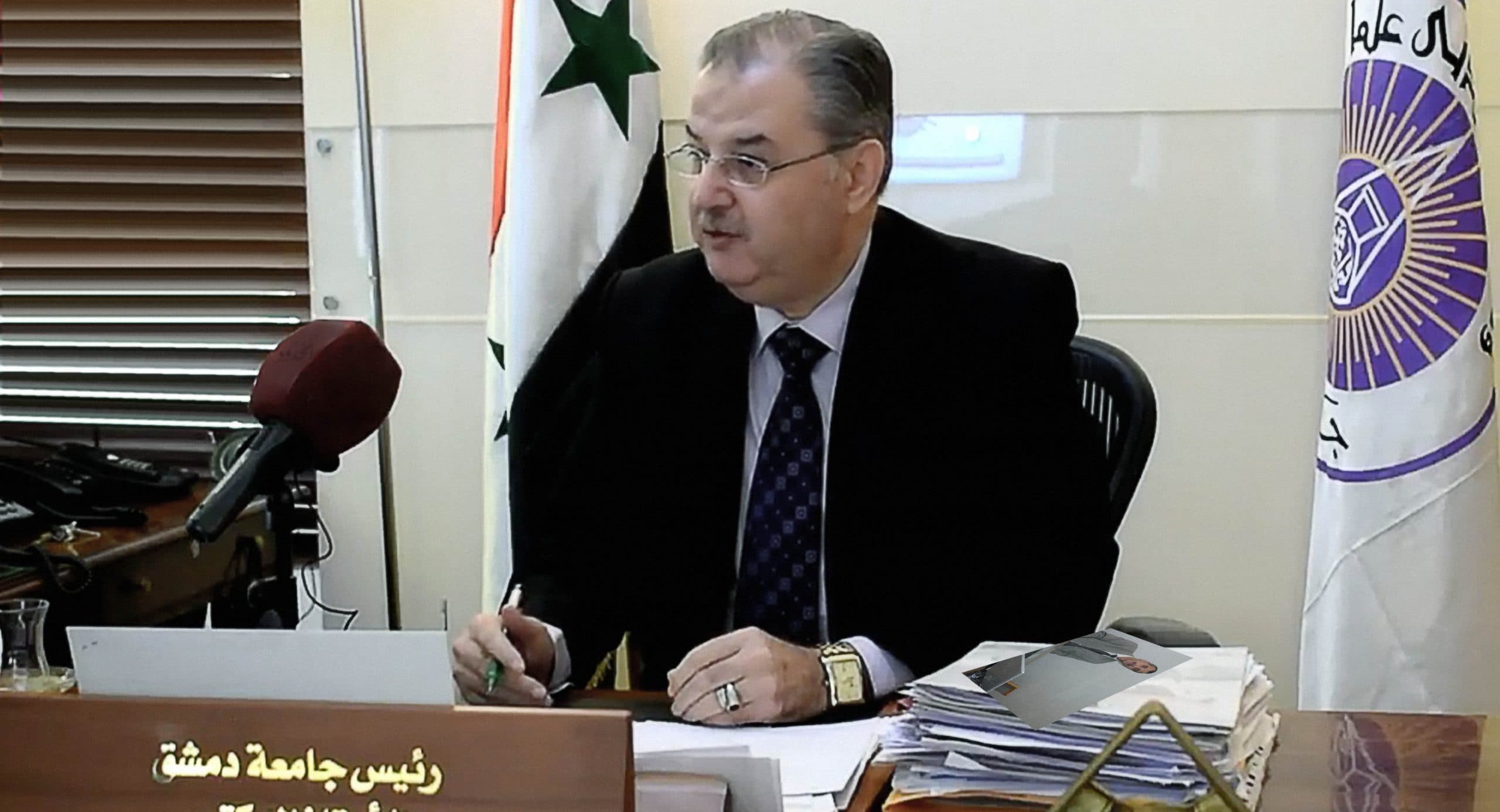 صورة رئيس جامعة دمشق يُهدد المخابرات بترك الأساتذة يتحدثون بتخصصاتهم إن لم تنكّل بدكتور الاقتصاد الذي تحدث عن الطبقة الوسطى