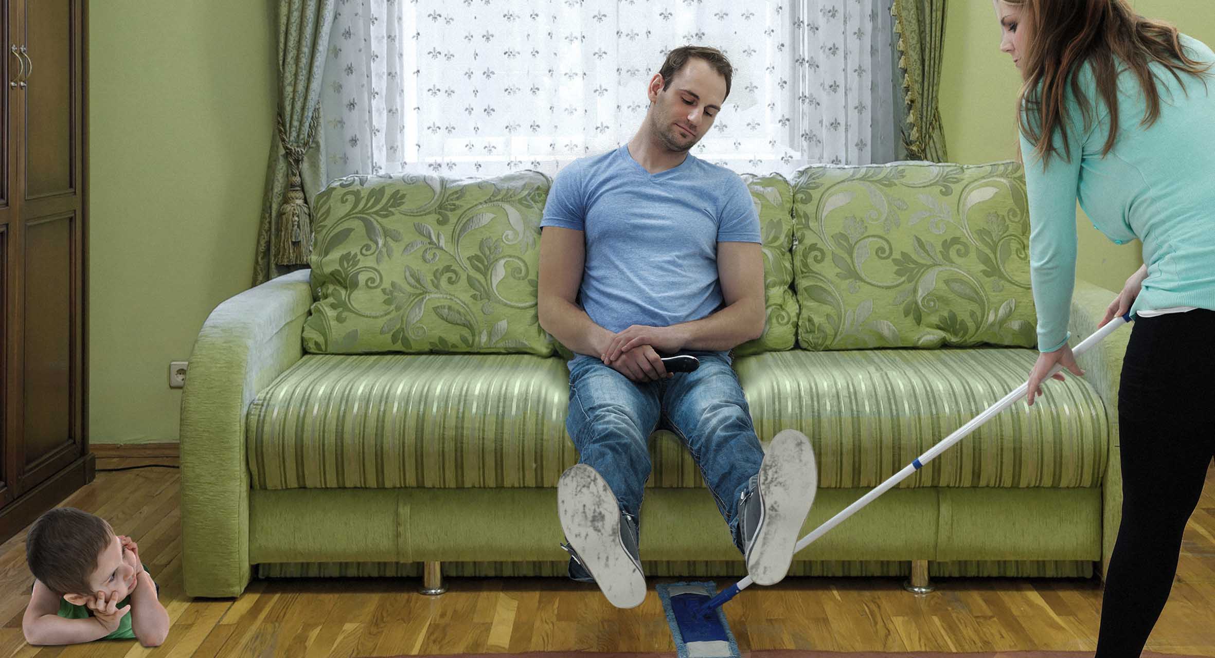 صورة أب يساعد تلك المرأة التي تسكن في بيته مع ابنها