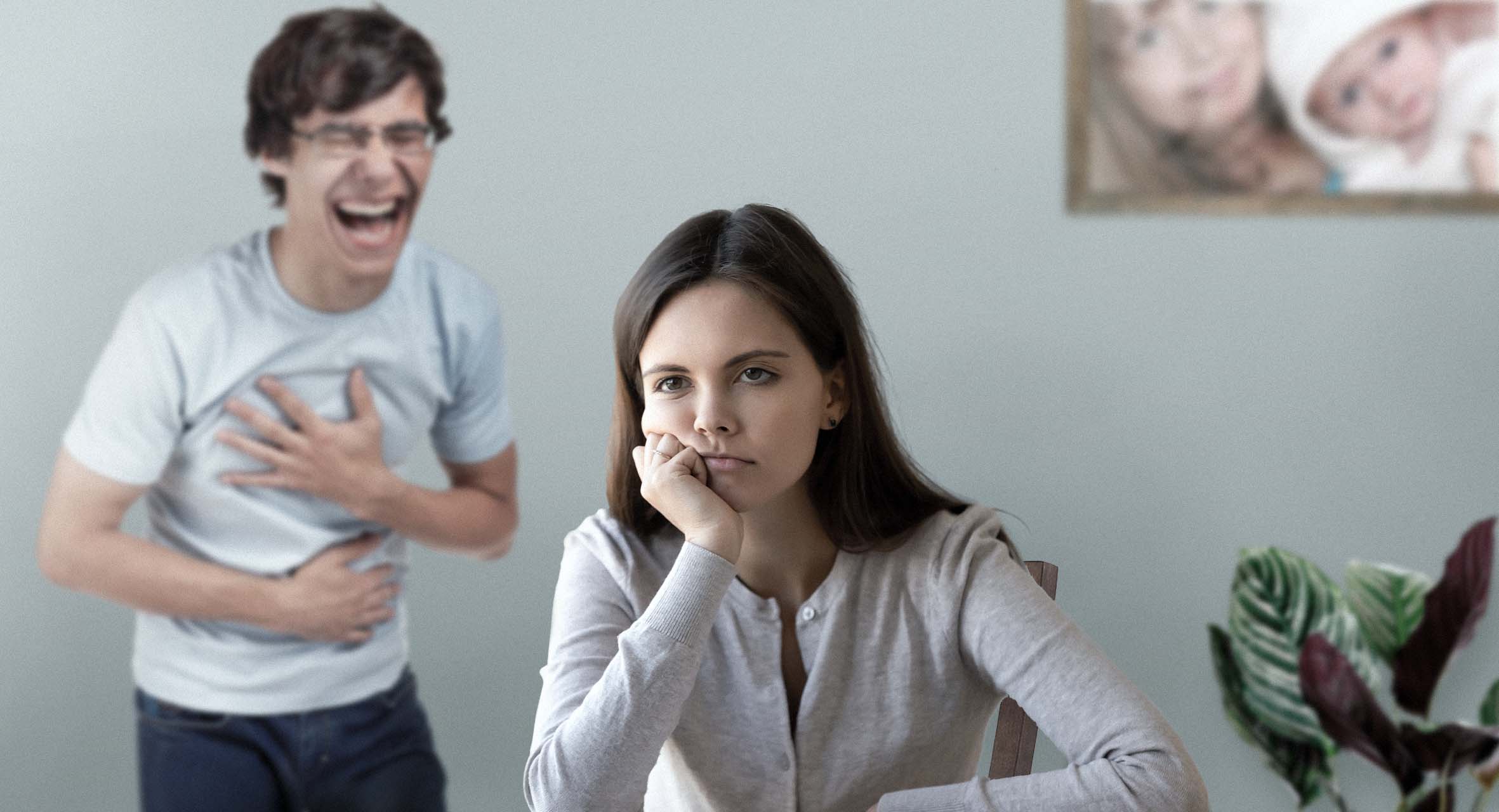 صورة فتاة تُدرك أنّ زميلها السَمِج ليس سَمِجاً أبداً بعد تجربة الجلوس مع أخيها طوال النهار