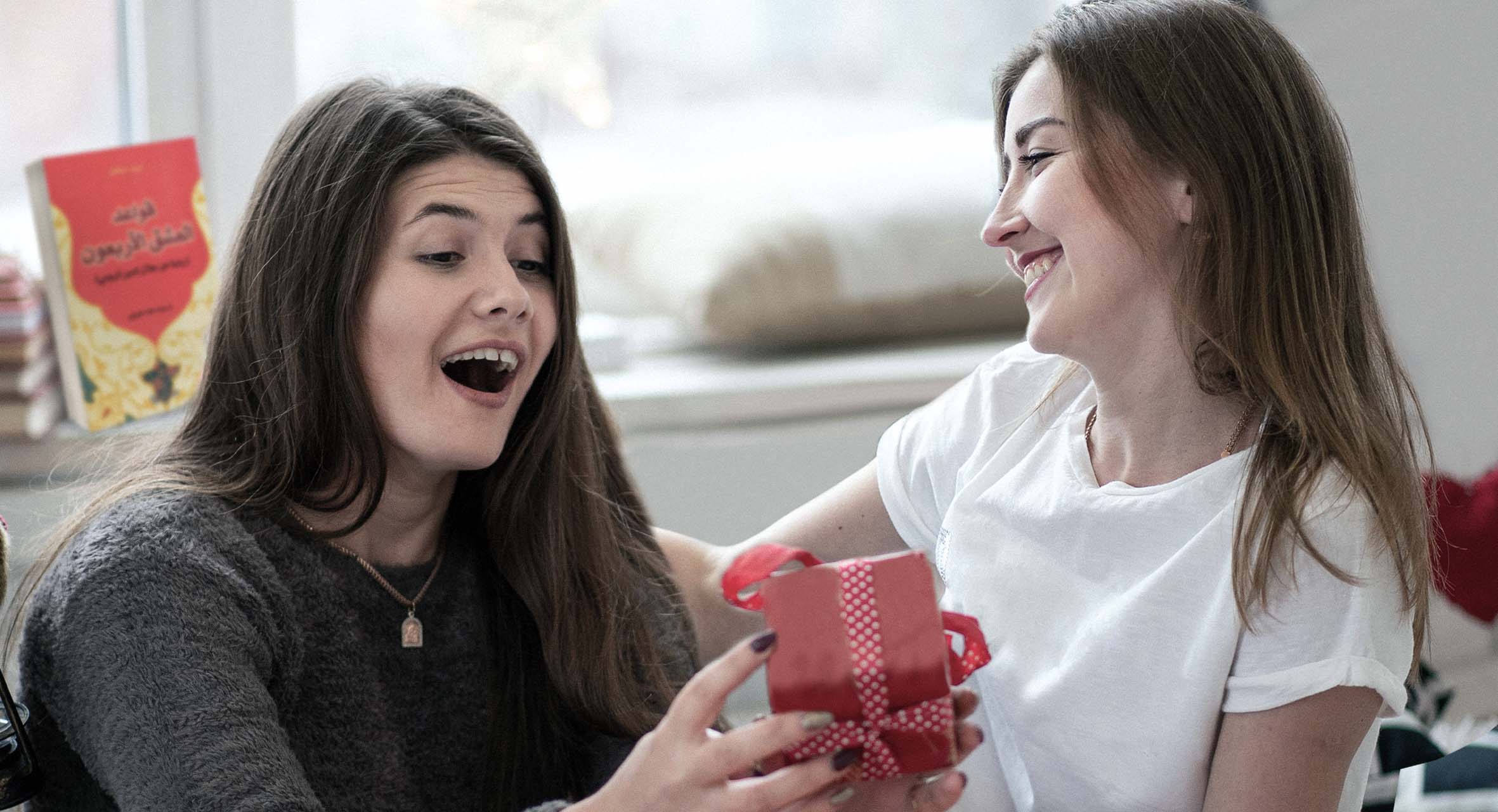 صورة حزُّورة الحدود: هل تعتبر هدية الأخت لأختها للأخت أم لأختها؟