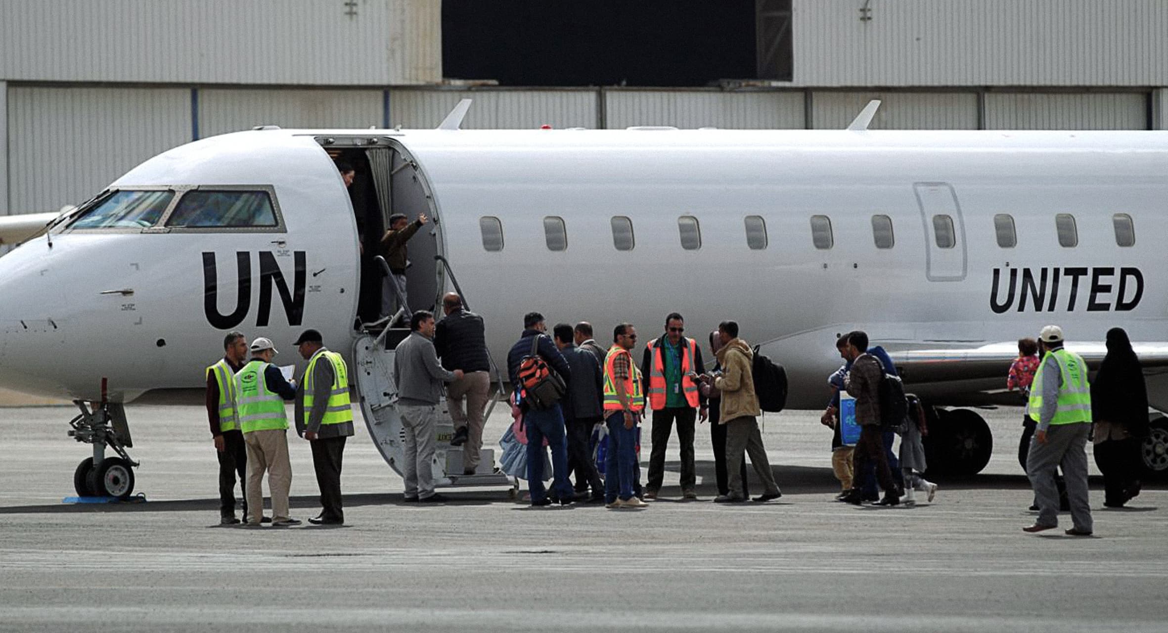 صورة السعودية تفرج عن ١٨ مريضاً يمنياً على سرير الموت لعلّ الله يُفرِّج عنها ويُخفف خسائرها في الحرب