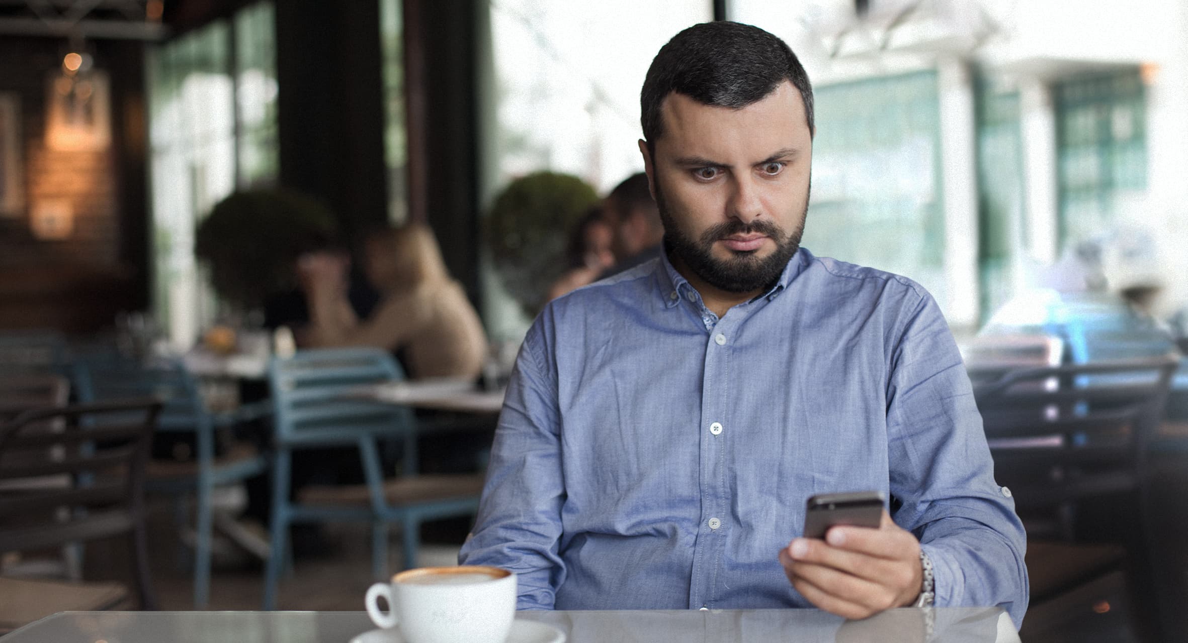 صورة أبٌ ضعيف الشخصية يودّع ابنه قبل أن يغلق الهاتف