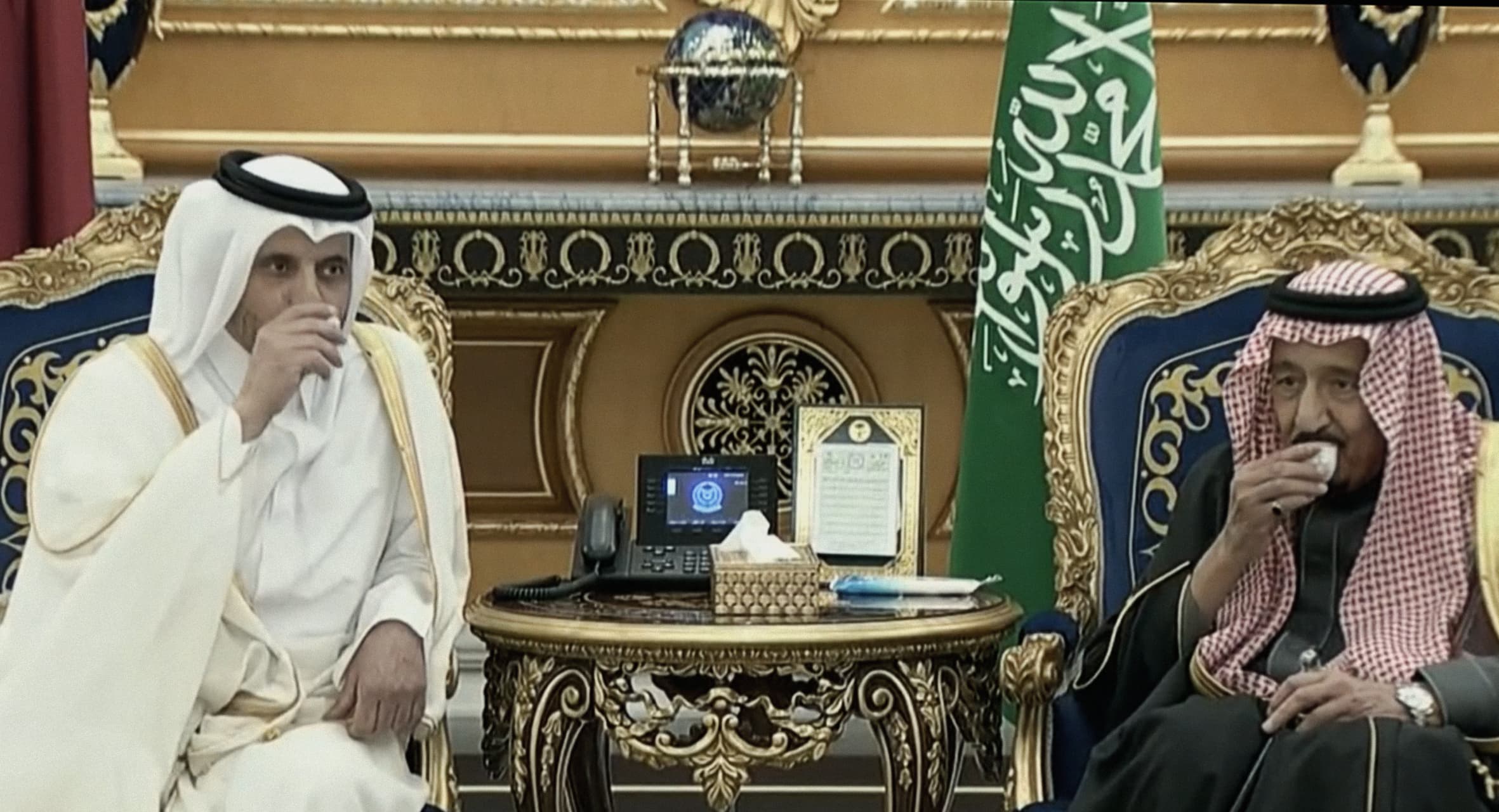 صورة ختام القمة الخليجية: توصية بالاستفادة من دروس سوريا قبل التدخل في الأزمة اللبنانية