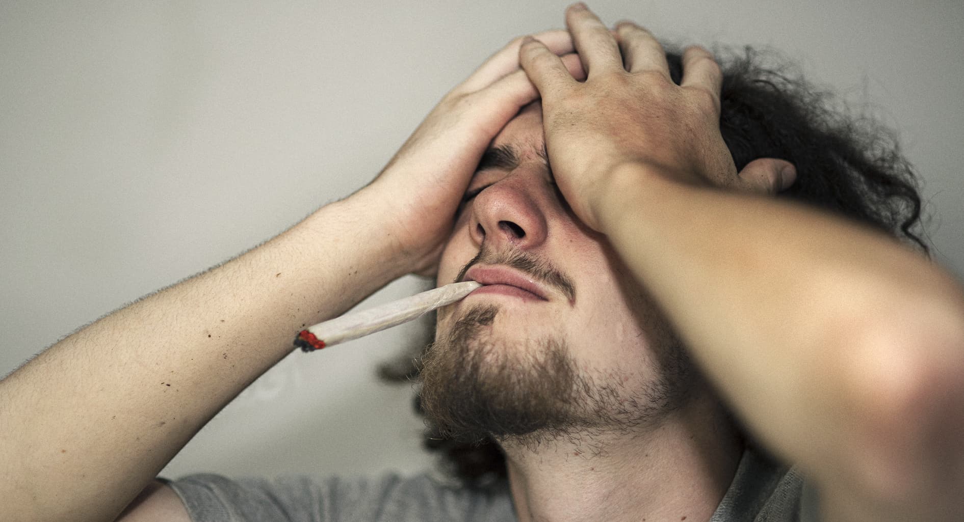 صورة شاب لم يصبح مبدعاً مثل بوب مارلي رغم أنه يحشش منذ خمس سنوات
