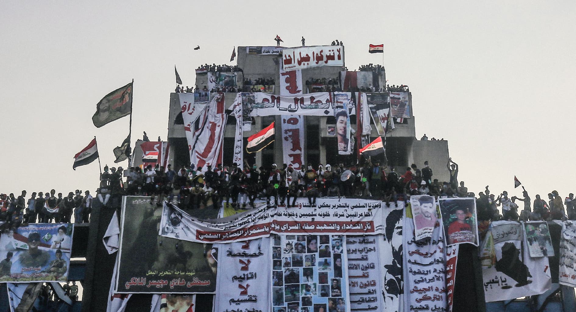 صورة القائد عادل عبد المهدي يأمر قواته بالانسحاب لحين نزول المتظاهرين من المطعم التركي ثم الالتفاف من خلفه واحتلاله