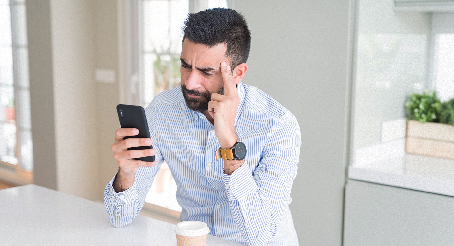 صورة شاب يرسل رسالة واتساب لصديقه كي يتصل به على تيليغرام لأن خط الخليوي لم يلتقط الاتصال