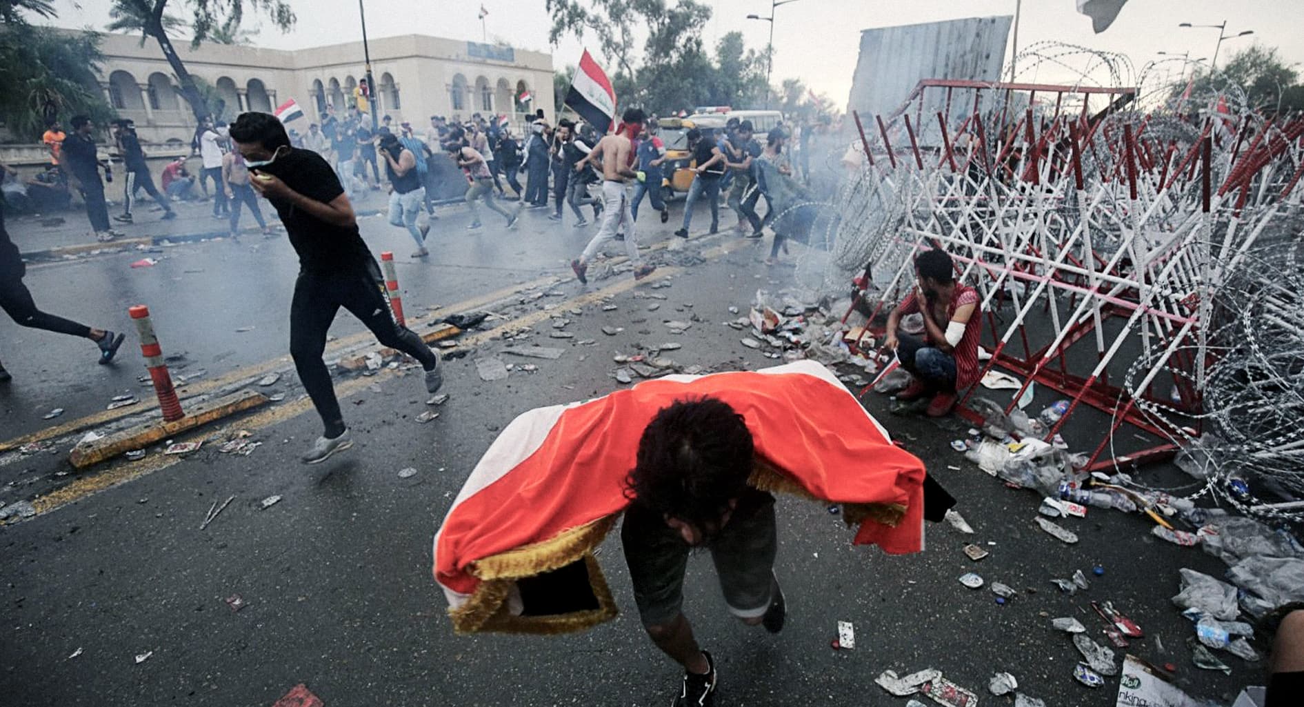 صورة السلطات العراقية تقتل عشرات المُحتجِّين لأنَّ هيهات للبنان أن يسرق الأضواء منها