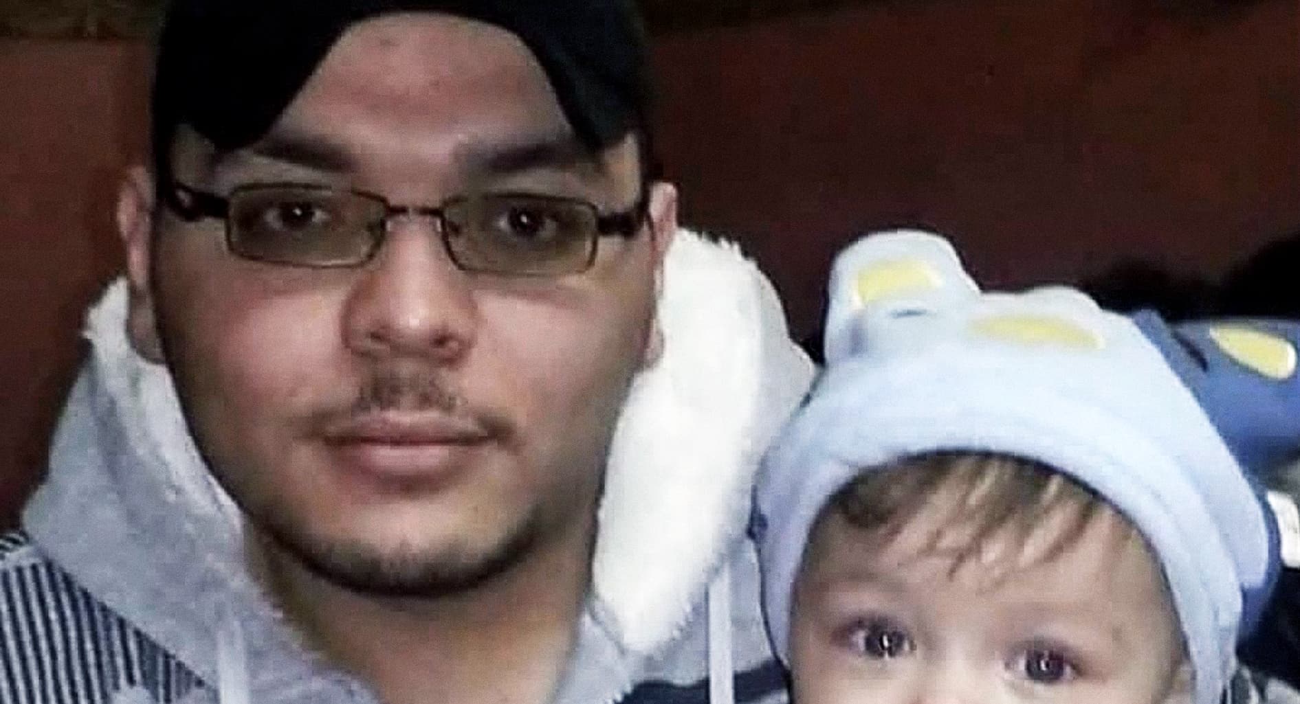 صورة أب يضطر إلى ضرب طفلته بعد أن تركته زوجته ولم يعد قادراً على إثبات رجولته باستخدامها