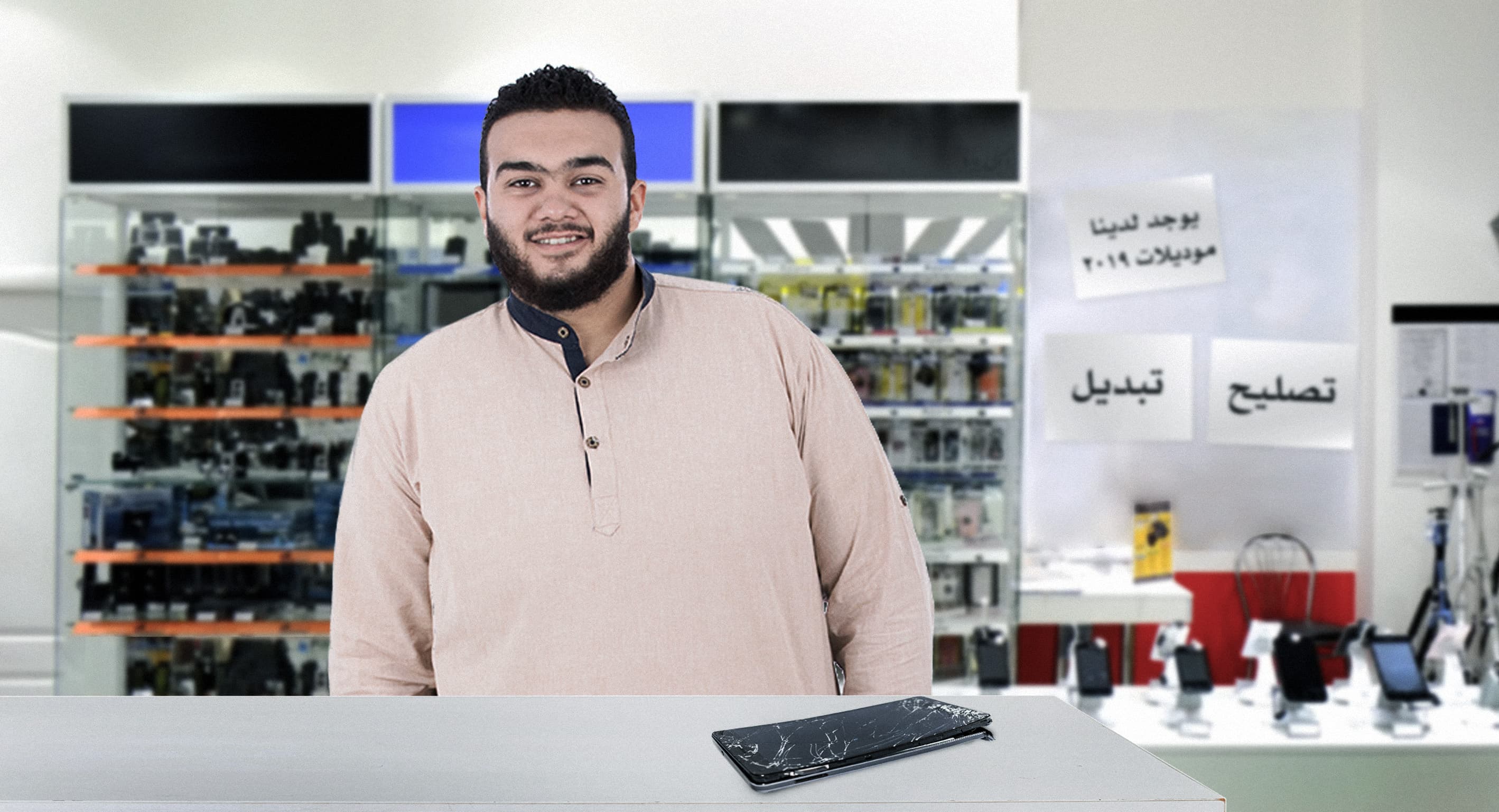 صورة شاب يسدد أقساط هاتفه كاملة قبل كسره شاشته
