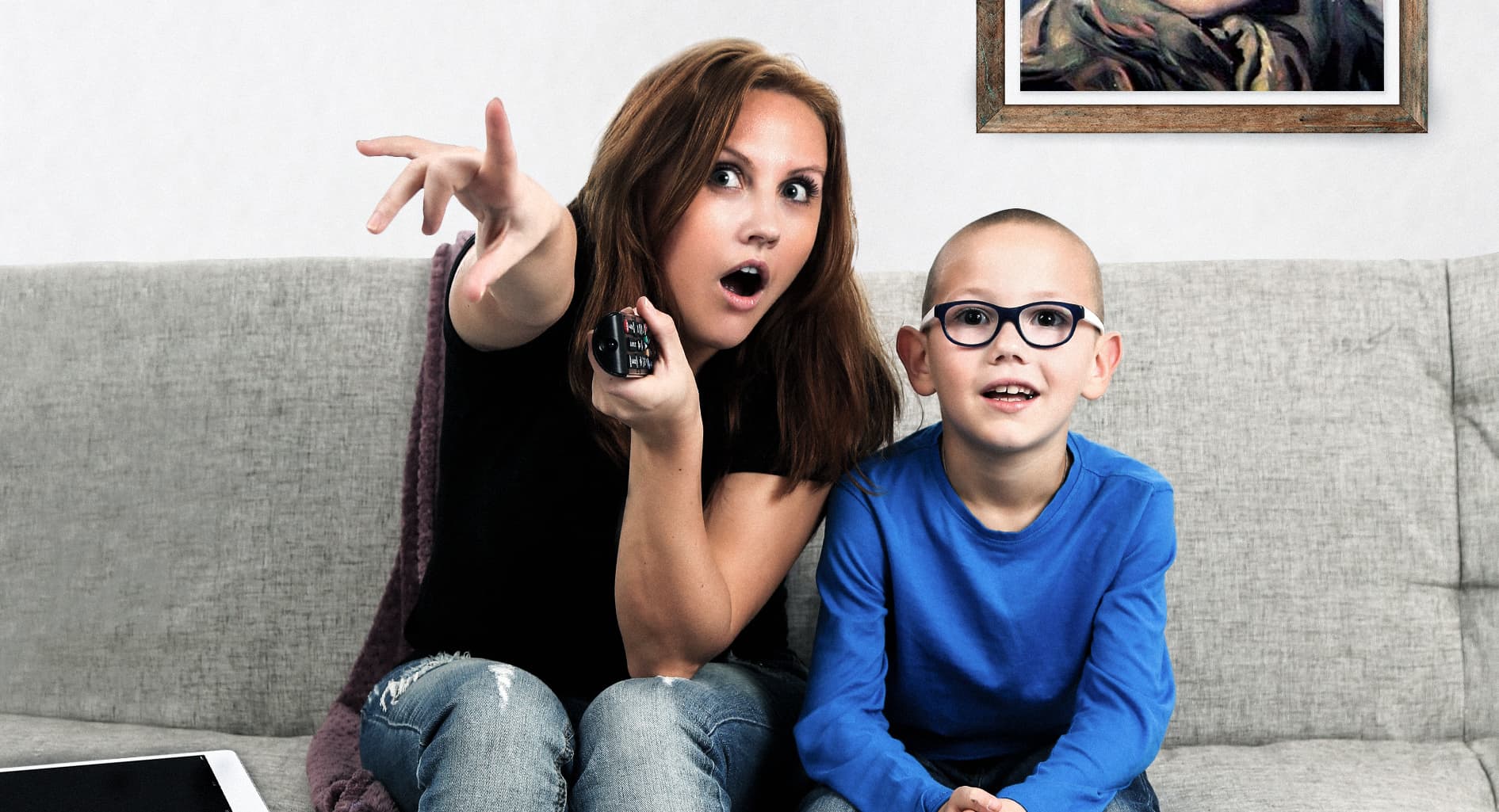 صورة أم توجِّه ابنها إلى متابعة التلفاز لحمايته من التابلت