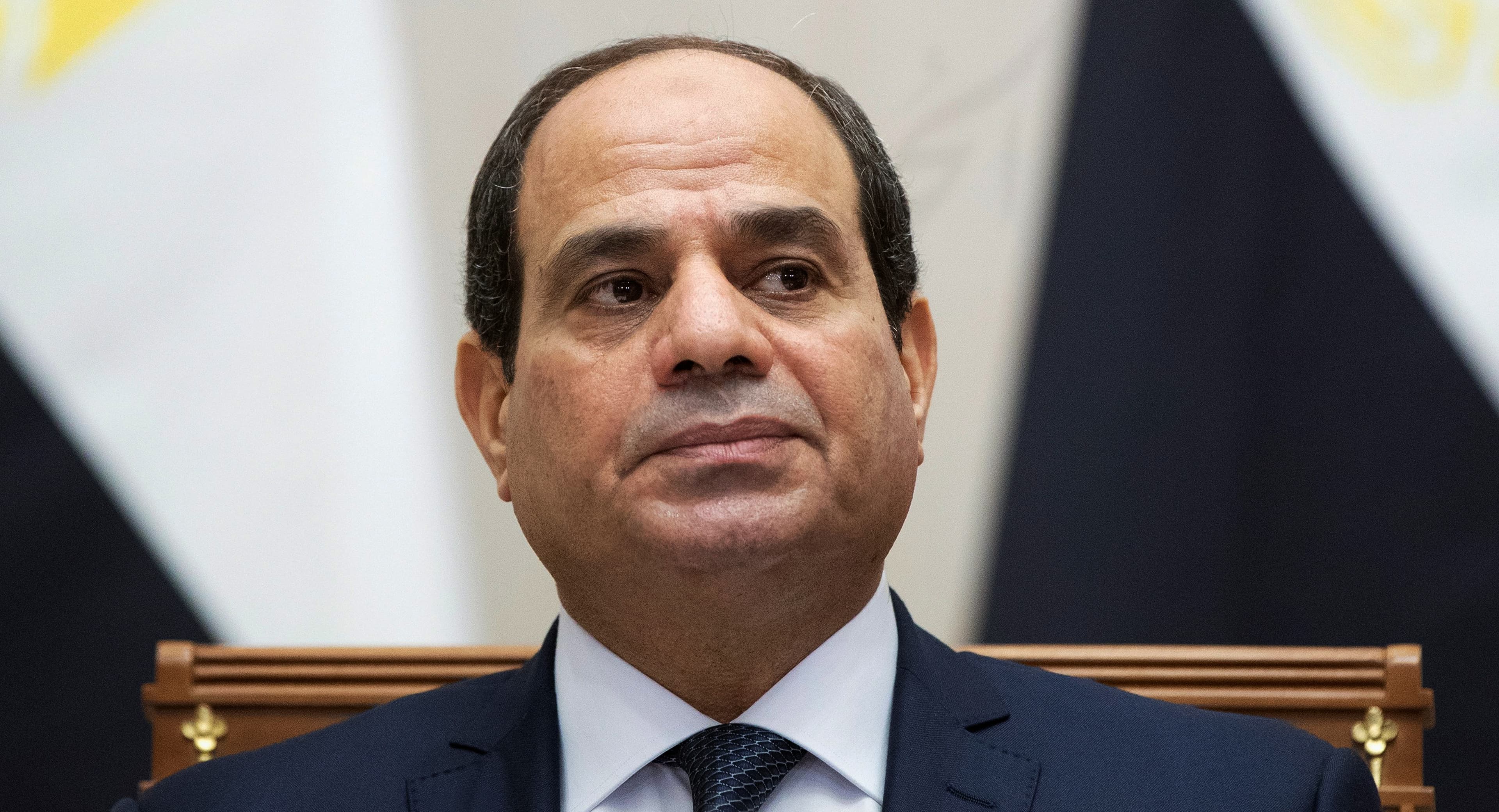 صورة السيسي يستنكر موت مرسي قبل أن ينتهي من سجنه للأبد