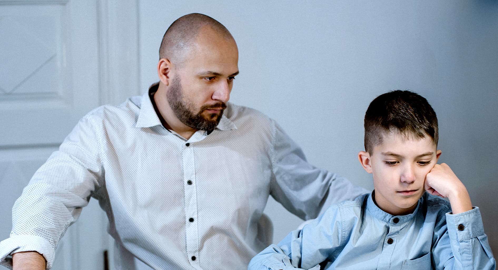 صورة طفل يثبت لأبيه أن المال وحده زينة الحياة الدنيا