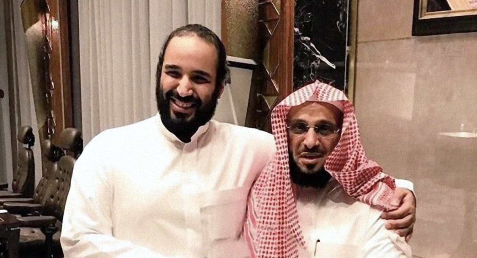 صورة القرني يعتذر عن اتباعه دين محمد بن عبد الوهاب ويؤكِّد أنَّ دين محمد بن سلمان هو الدينُ الحق