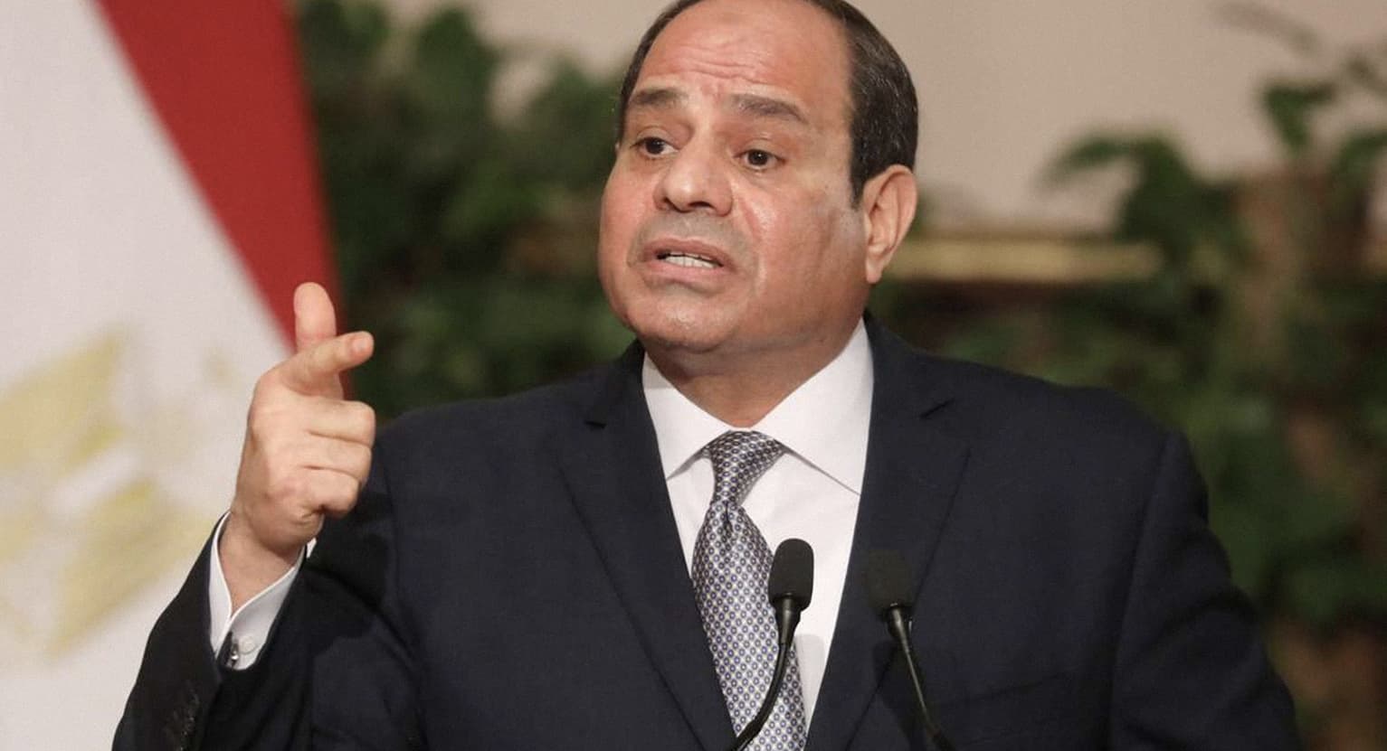 صورة السيسي يضيف فقرة جديدة إلى الدستور لتعديله بشكل تلقائي كلما اقتربت ولايته من الانتهاء
