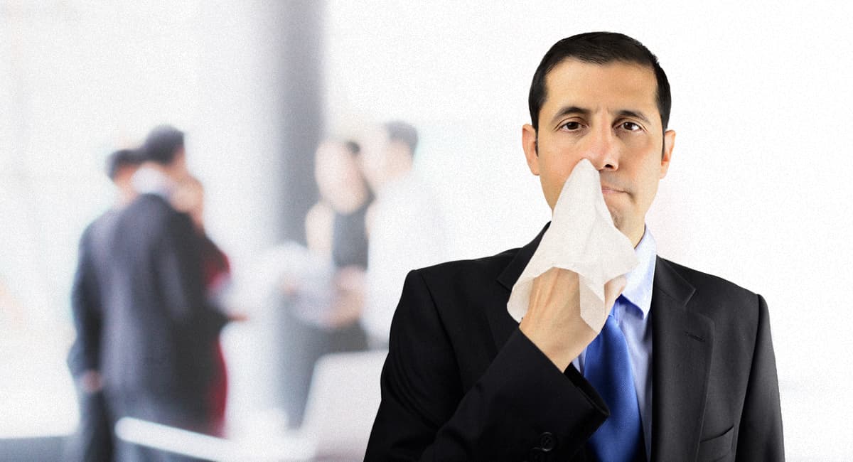 صورة شابٌ مُتحضِّر ينكُش أنفه بالمنديل