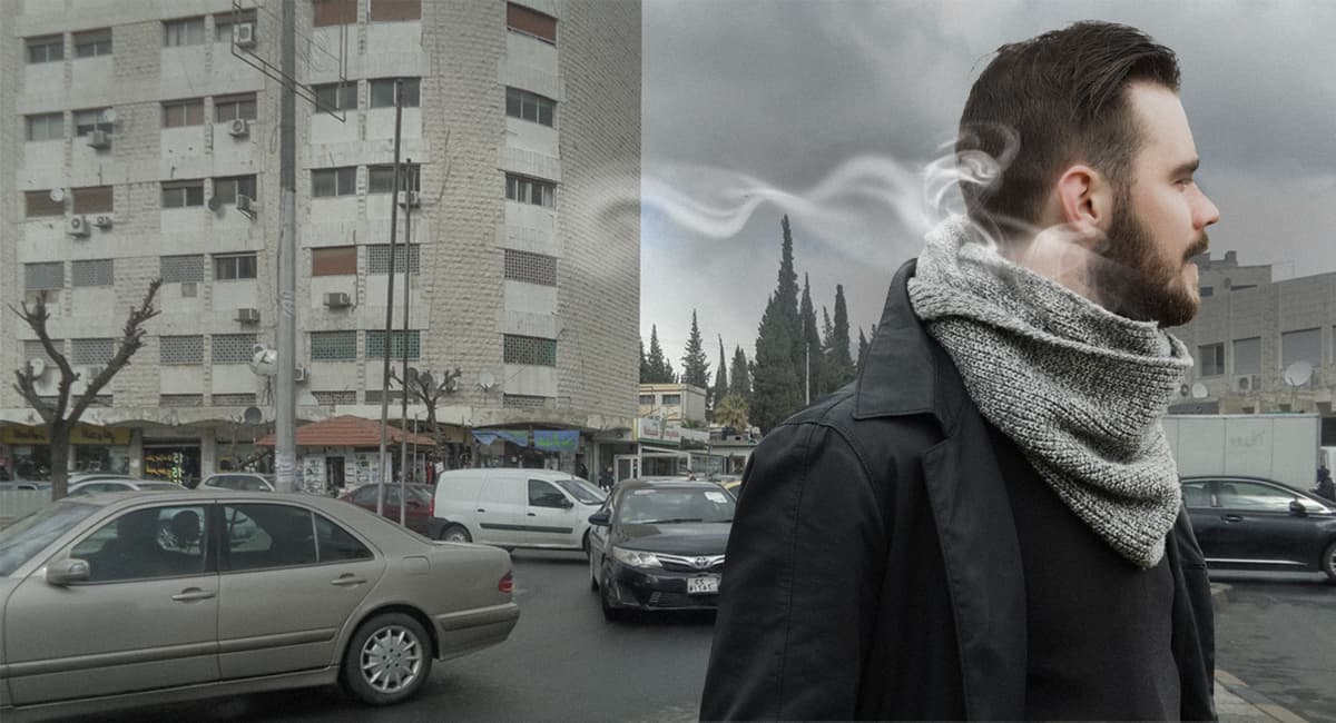 صورة نسمة ريح باردة تجد طريقها إلى رقبة شاب