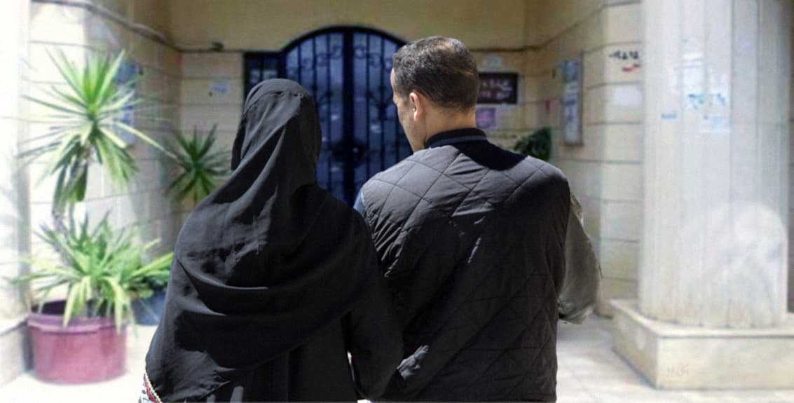 صورة سيدة تصطحب ابنها في نزهة على منازل الحي لتشتري له بنتاً