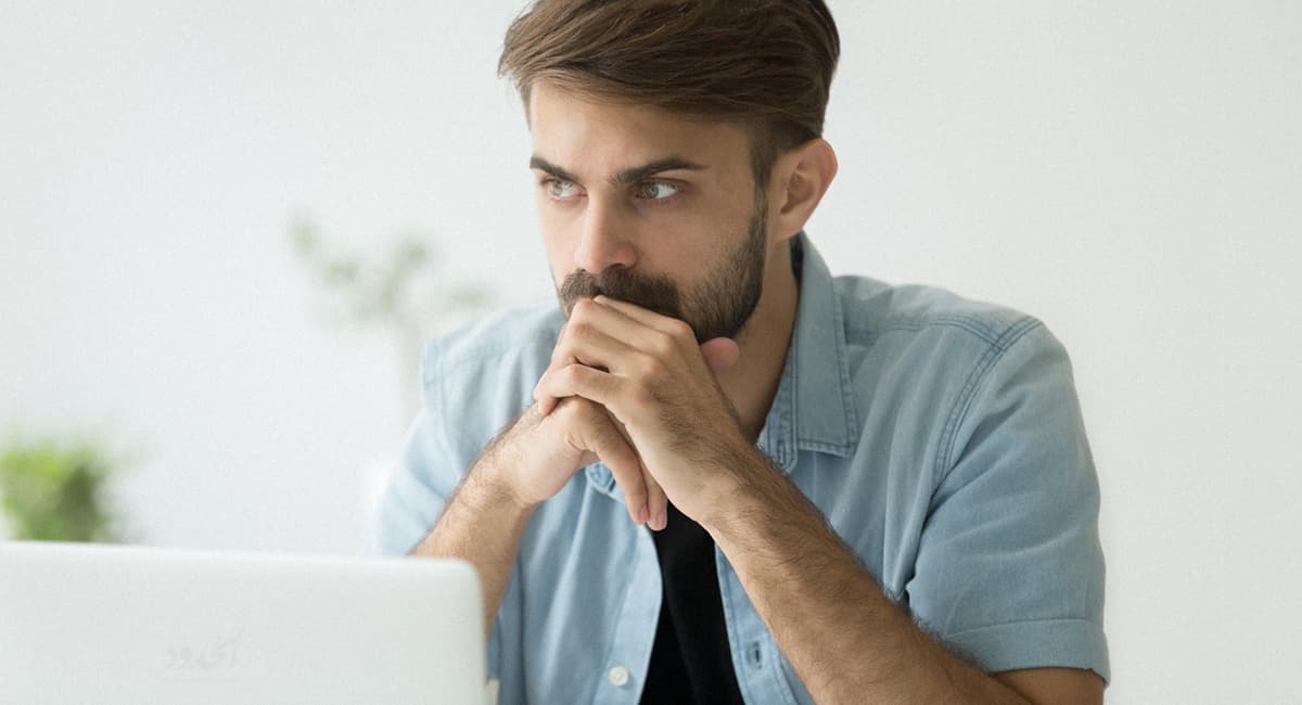 صورة شاب يبحث عن معنى جديد لحياته بعد نشر فتيات صوراً جميلة لهنَّ بدون مكياج