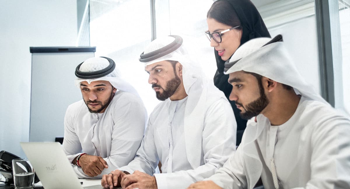 صورة صحيفة إماراتية تُفرِّغ عدداً من كُتَّابها لاكتشاف خصلة لم تمتدحها من قبل في محمد بن راشد