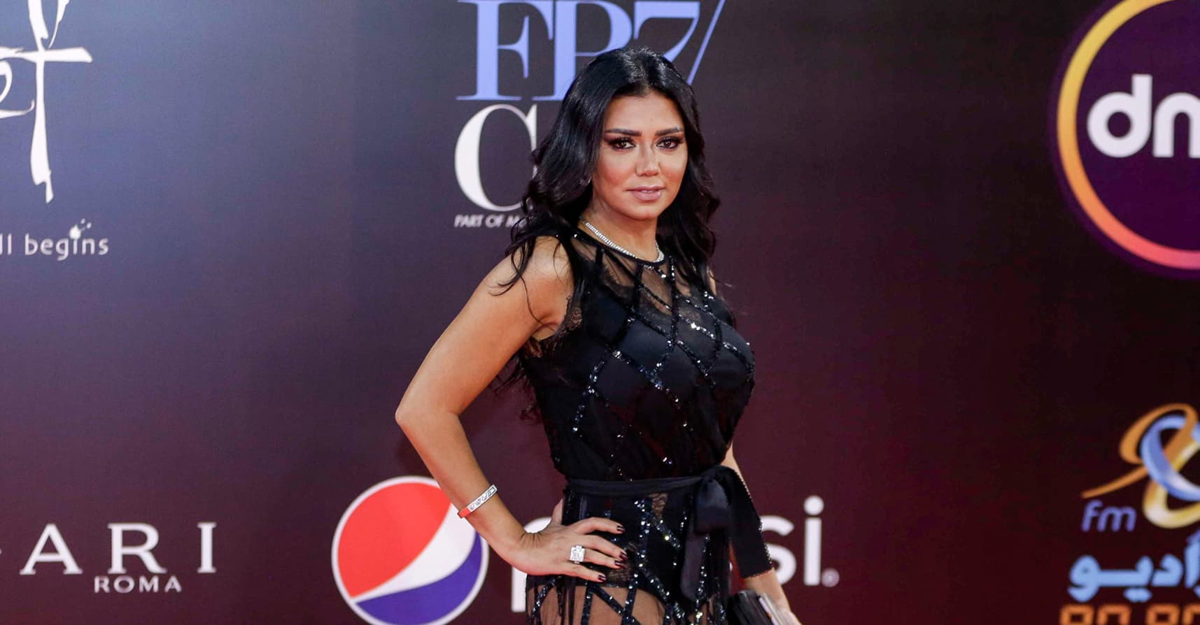 صورة ٥٠٠ صحفي و ٨٥ وسيلة إعلامية يشاركون بتحقيق استقصائي لإثبات أن فستان رانيا يوسف غير لائق