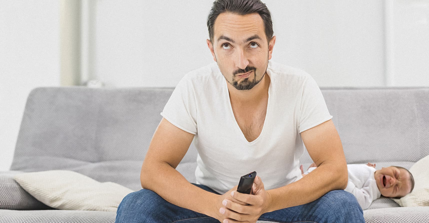 صورة رضيع يبكي دون أدنى إحساس بأنَّ والده ليس بمزاج مناسب لسماع بكائه