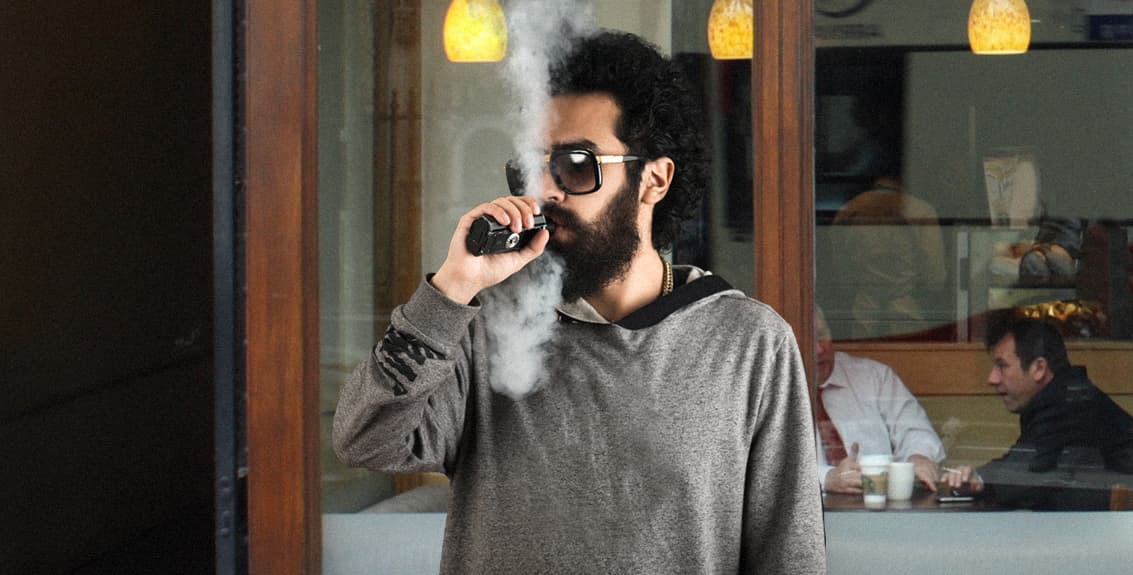 صورة شاب يعتزل رفاق السوء خوفًا من جرّه إلى تدخين السجائر العادية