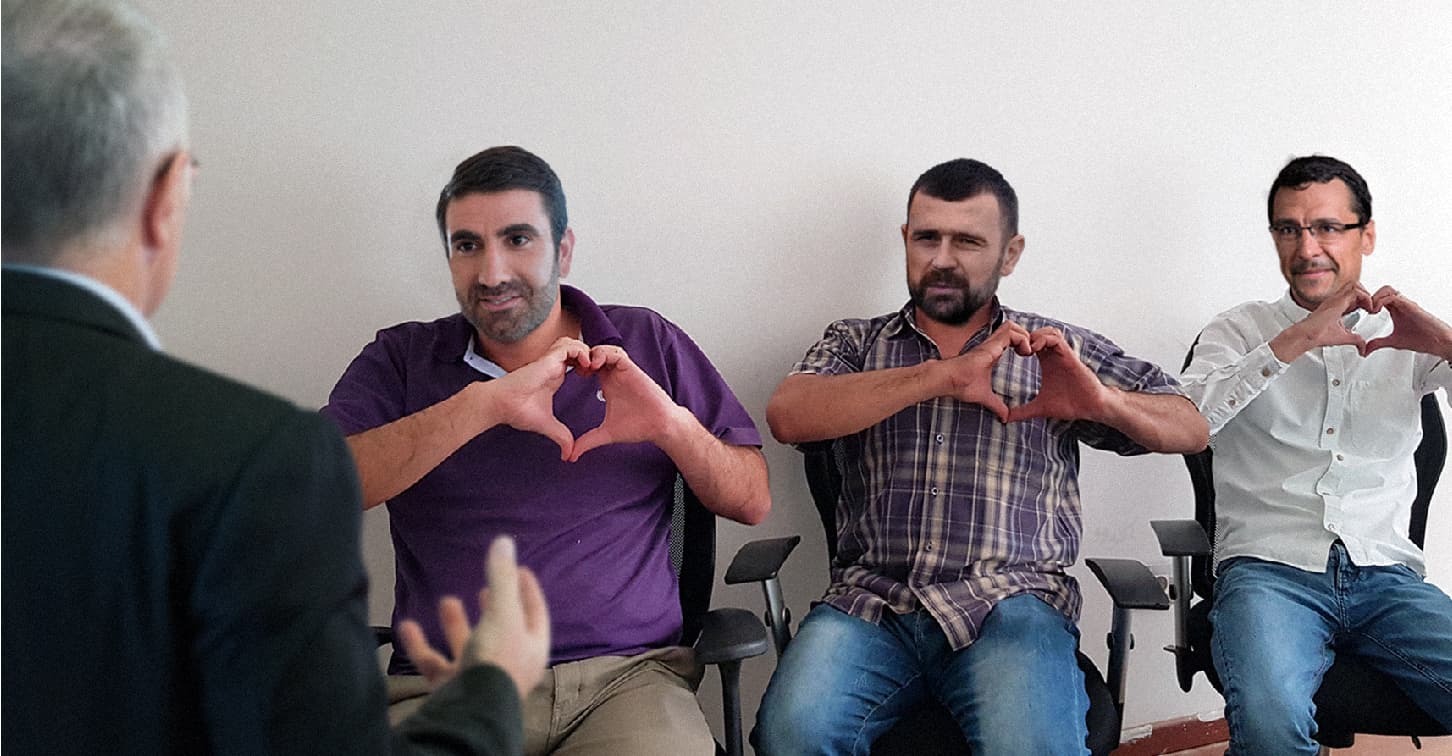 صورة الحكومة تقدِّم منحة مجانية للصُم والبُكم لتعليمهم كيفية إطراء القائد بلغة الإشارة