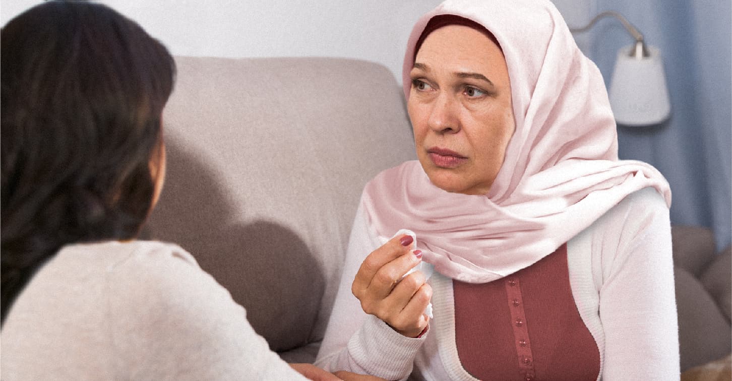 صورة سيدة تشتكي سوء تعامل زوجة ابنها معها رغم أنها اختارتها بيضاء شقراء زرقاء العيون