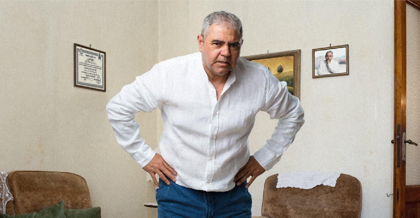 صورة لم لا تكف عن كونك مزبلة العائلة وتصبح عاقلاً وذكياً تسمع الكلام مثل أخيك؟ أبوك يسأل والحدود تجيب