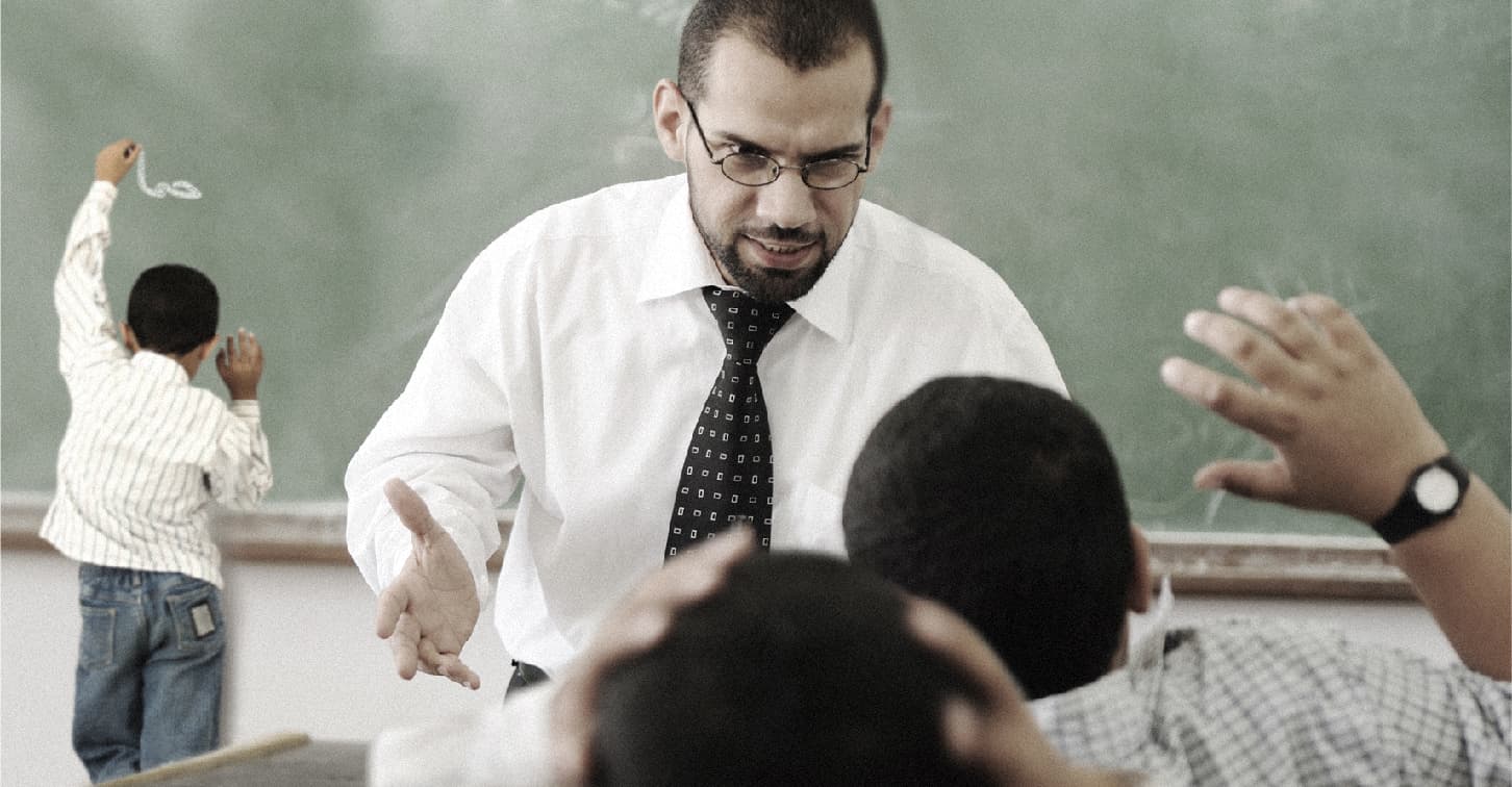 صورة معلم مدرسة يحمد الله على راتبه القليل الذي لن يُمكنه أبداً من الزواج وإنجاب أطفال كالذين يُدرِّسهم