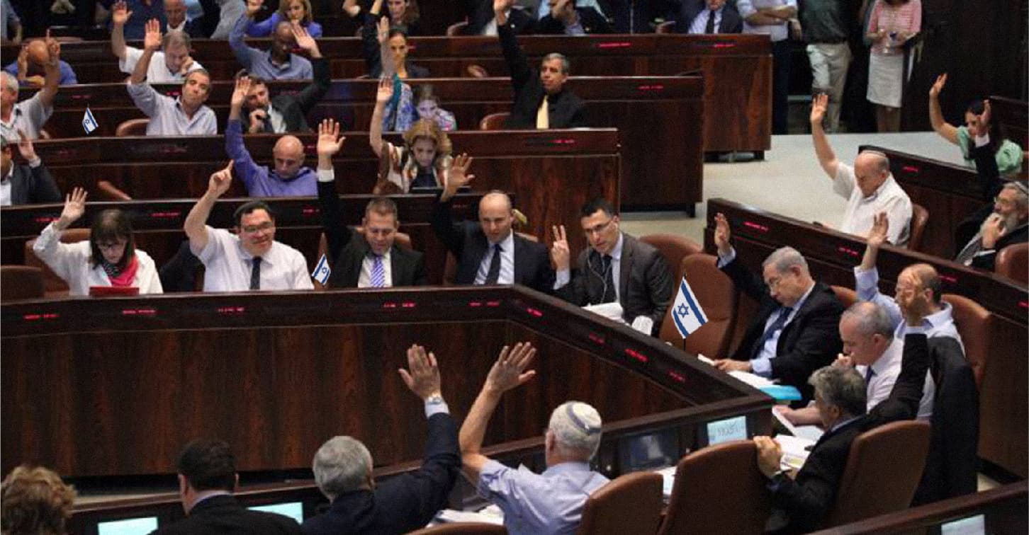 صورة الكنيست يرفض العنصريّة العشوائيّة في البلاد ويصوّت لصالح تحويلها إلى دولة عنصرية بشكل قانوني