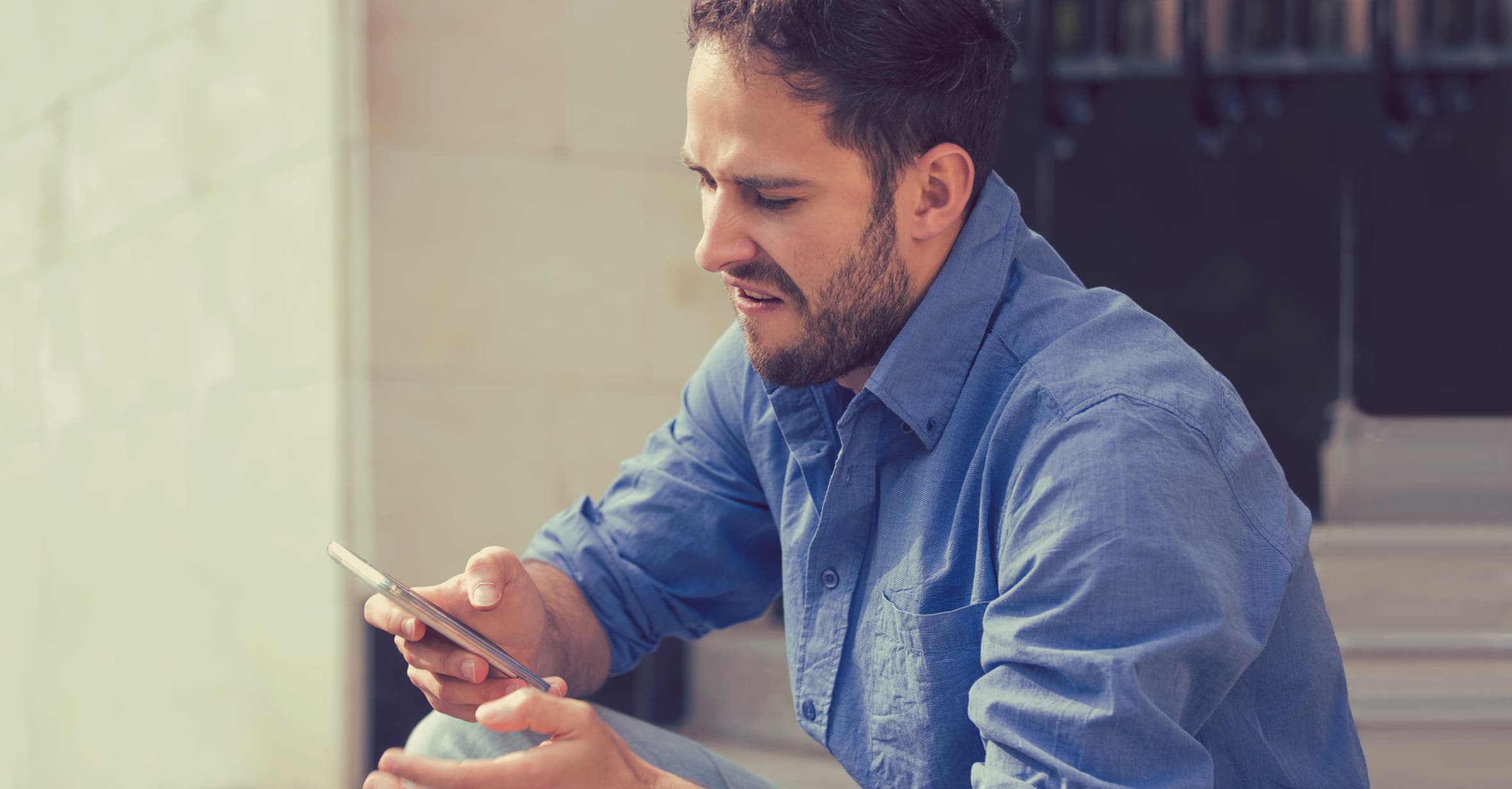 صورة شاب يتنازل ويقرأ منشوراً كاملاً حتى نهايته قبل أن يردّ ويشتم كاتبه