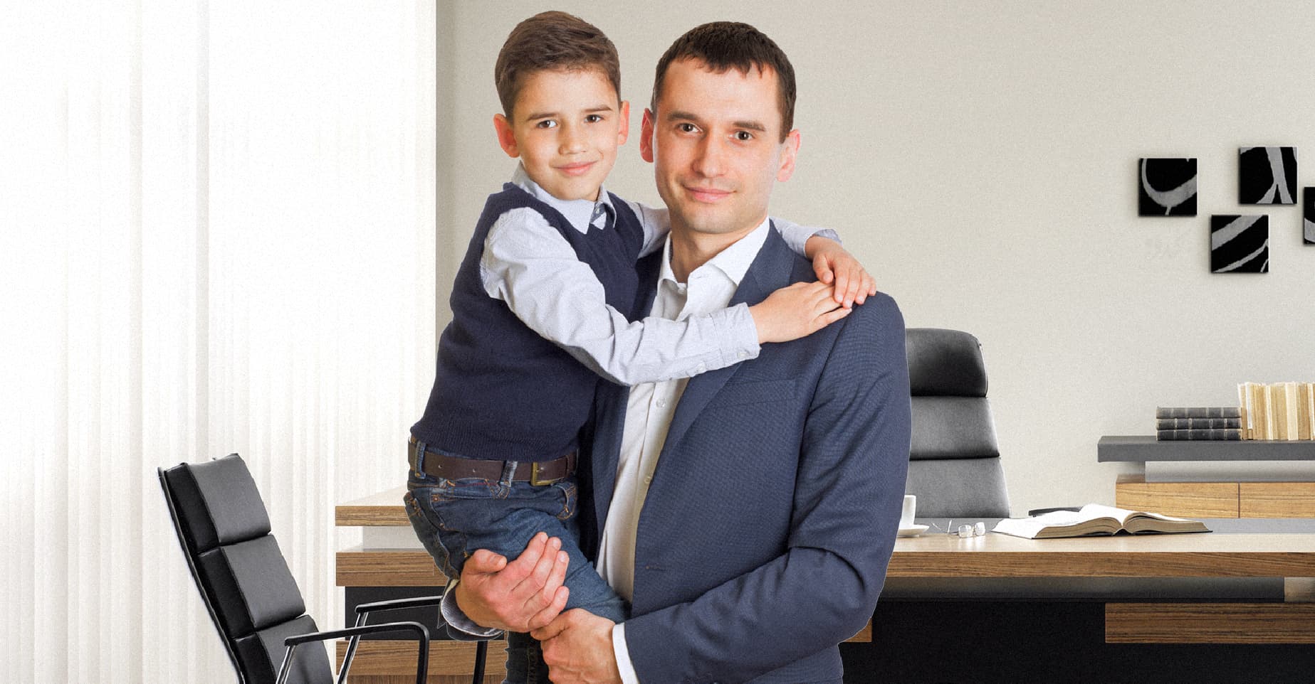 صورة رجل أعمال يستغل العطلة الصيفية ويأخذ ابنه إلى الشركة ليتعلَّم التأمّر على العمال وشتمهم