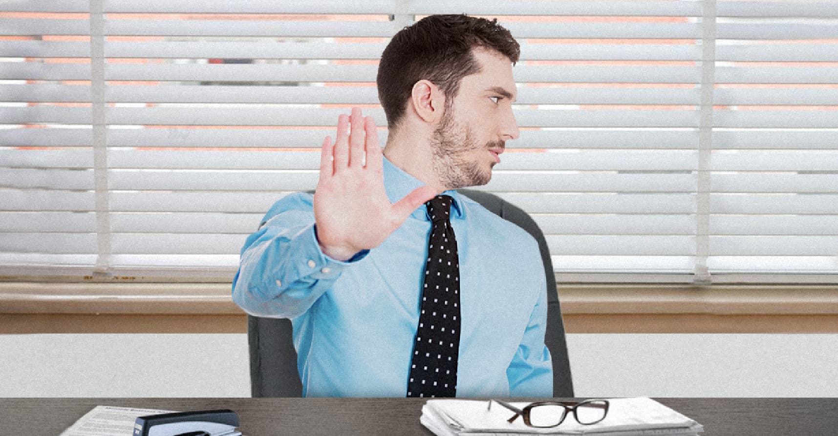 صورة موظّف حكومي يعتذر عن استقبال المراجعين في شهر رمضان وكأنه يخدمهم في غيره