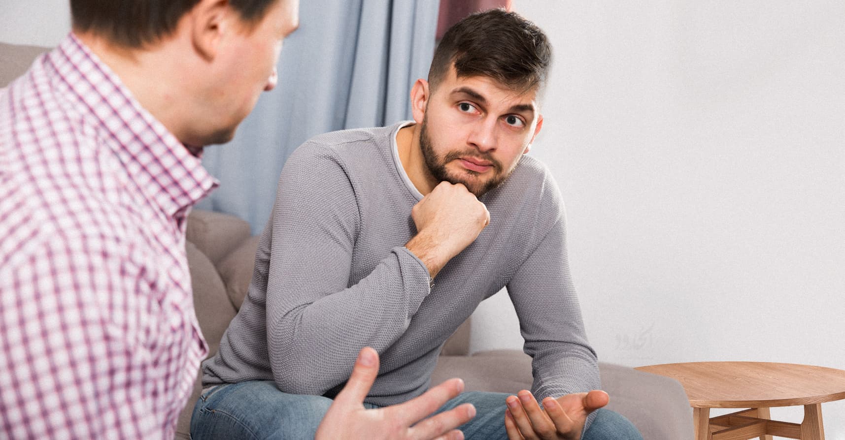 صورة شاب يستمع لرأي يخالف رأيه بعد انتباهه أنه ذات الرأي بصياغة مختلفة