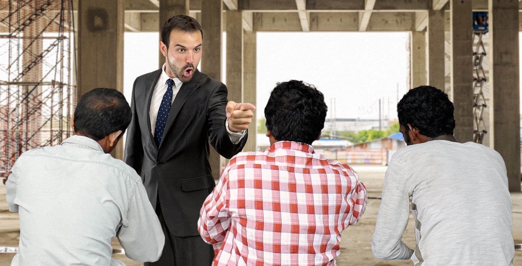 صورة ربّ عمل يصرّ على اعتبار عمّاله الوافدين كأبنائه تماماً بضربهم وقطع المصروف عنهم