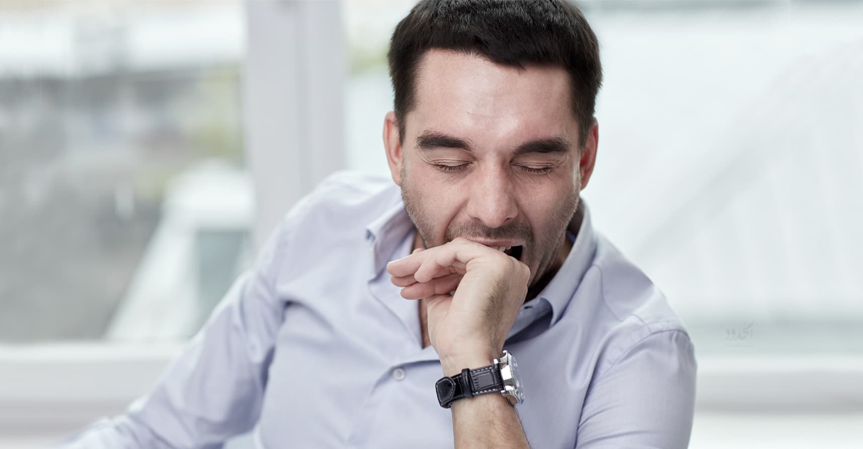 صورة موظّف حكوميّ يضطرّ للنوم باكراً كونه لم يحصل على قسطٍ كافٍ من النوم خلال الدوام
