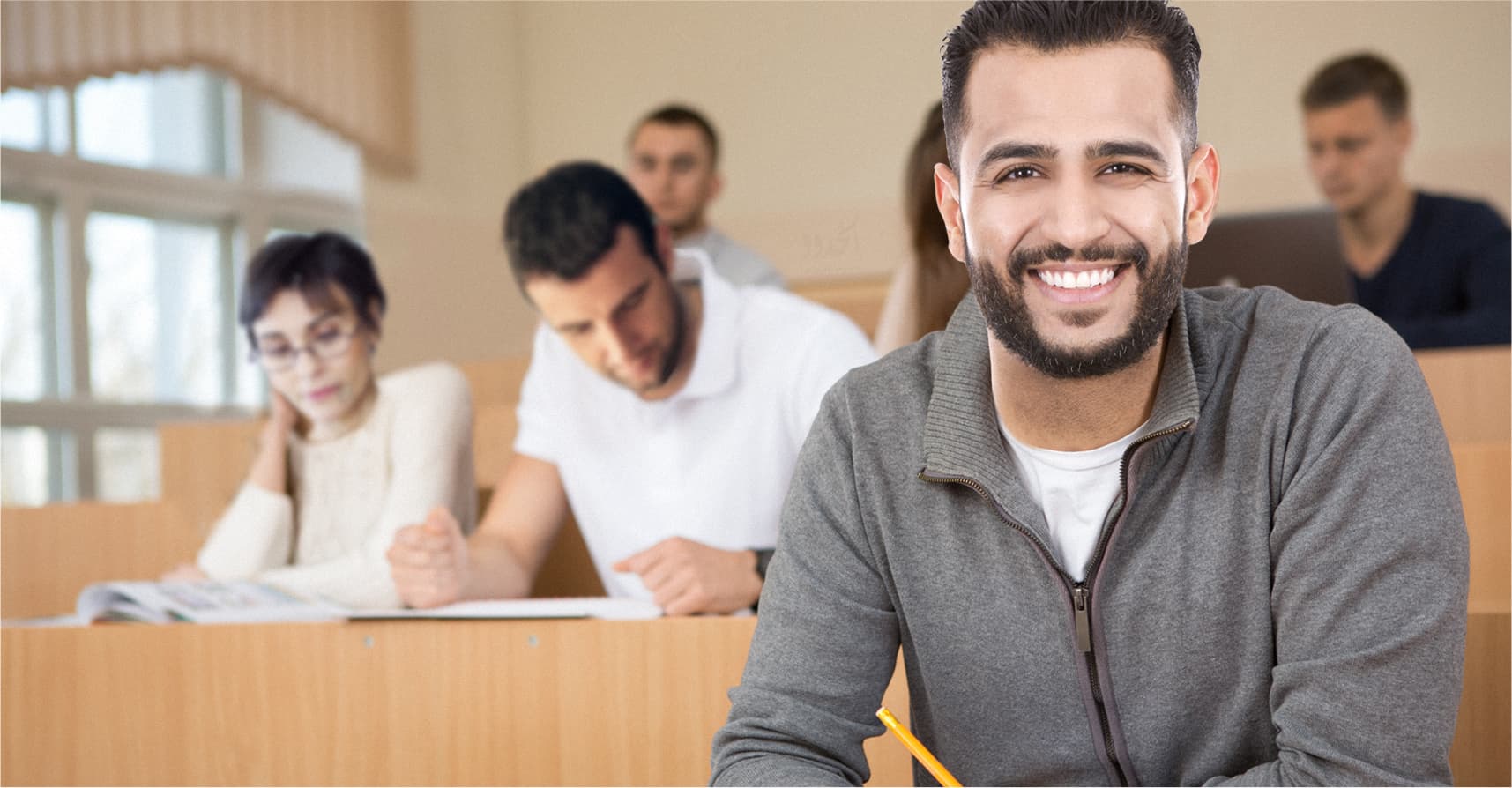 صورة طالب جامعي يتمكّن من تأجيل التعامل مع مشكلة البطالة للعقد الثاني على التوالي