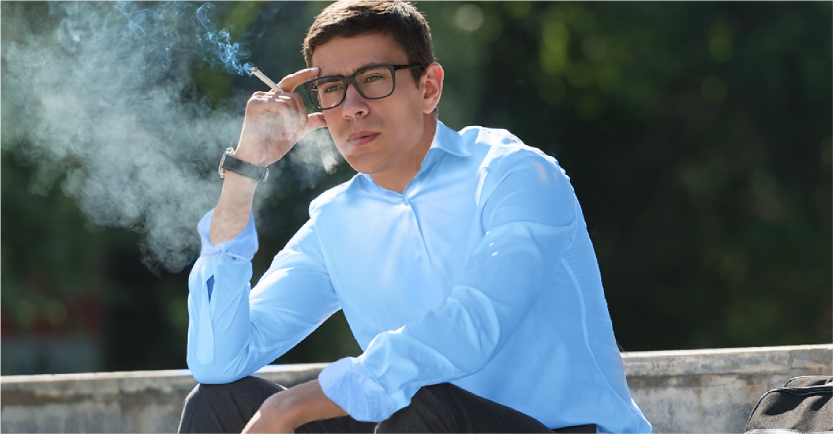 صورة شاب يضاعف استهلاكه للسجائر إلى علبتين يوميا ليساعده على تحمّل الغلاء المعيشي