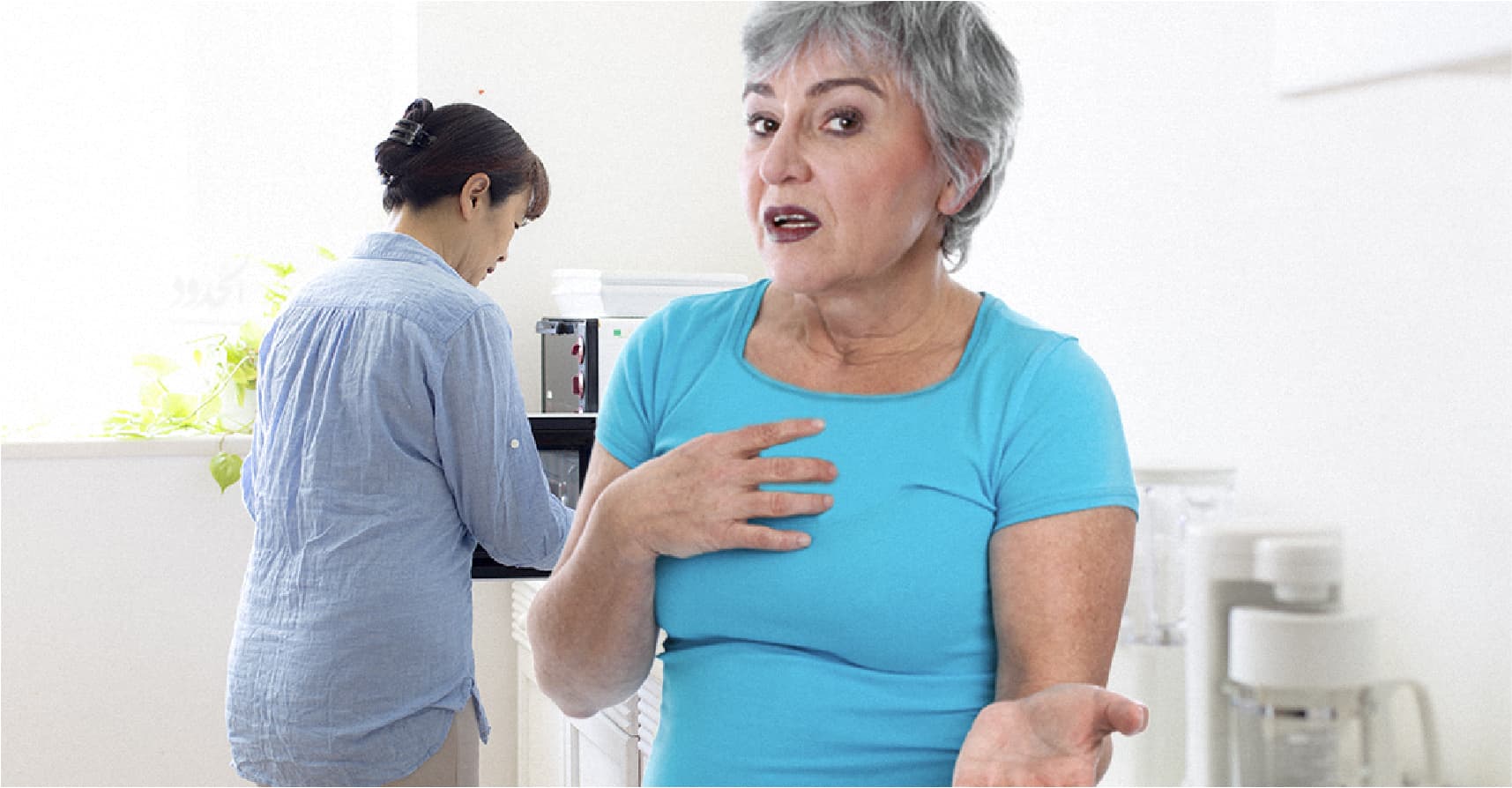 صورة أم سليم تتعجب من معاملة جارتها للخادمة بلطف وكأنها مكنسة كهربائية من النوع الغالي