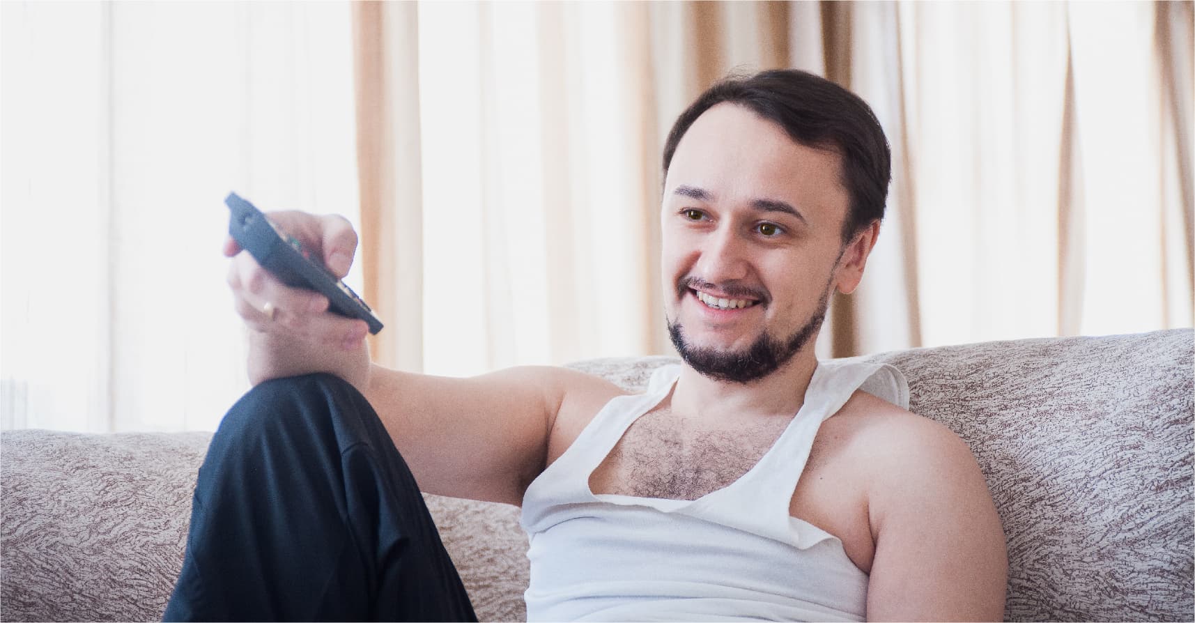صورة شاب يحصل على شهادة في علم الاجتماع ليتفرغ لمشاهدة مسلسلاته المفضلة