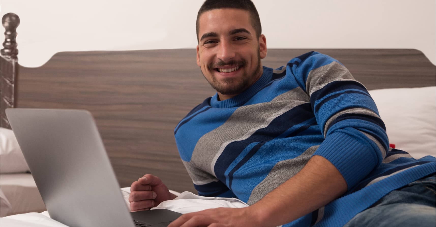 صورة شابٌ يؤكّد أنه ليس عاطلاً عن العمل وإنّما رياديّ أعمال