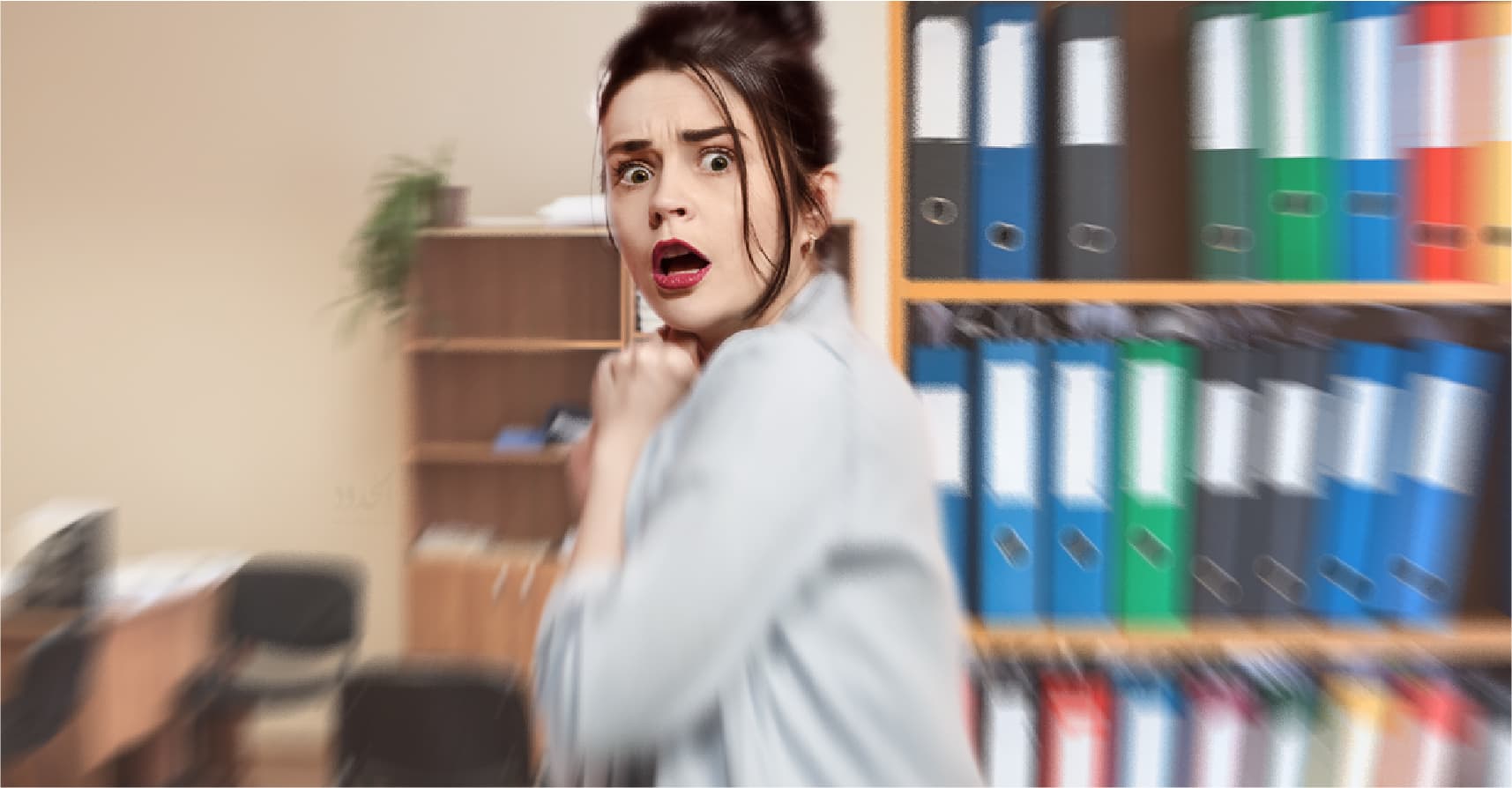 صورة فتاة تدرك كم هو هذا العالم مكان مرعبٌ وحقير بعد رؤيتها صرصاراً