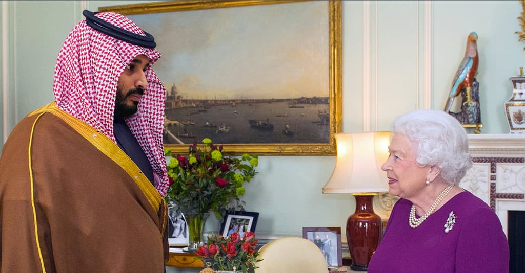 صورة ابن سلمان يندّد بعدم جلد ملكة بريطانيا المتظاهرين ضدّ ضيوفها حتى الآن