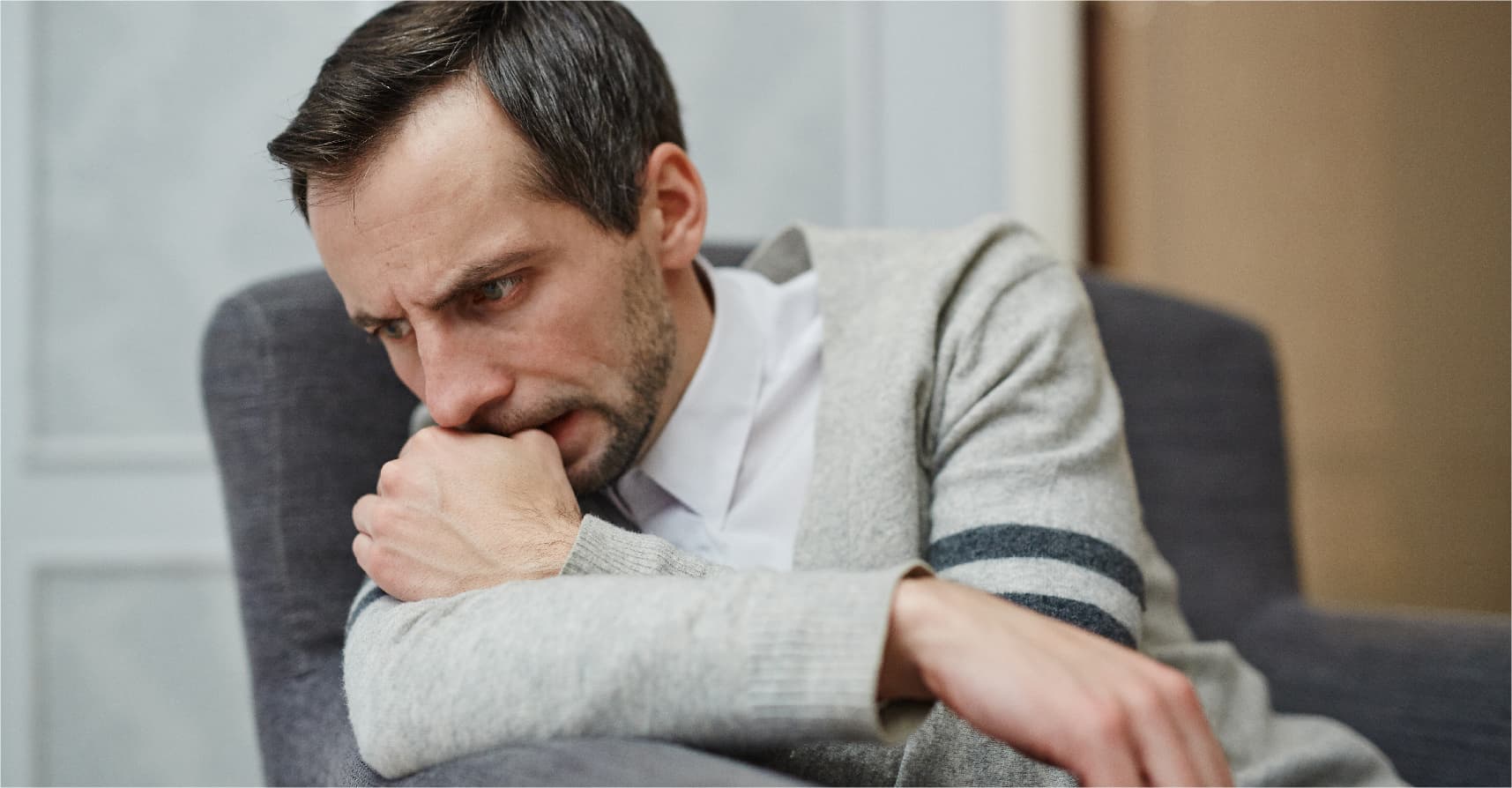 صورة مثقف يصاب بالاكتئاب لعدم وجود ما يدعوه للحزن