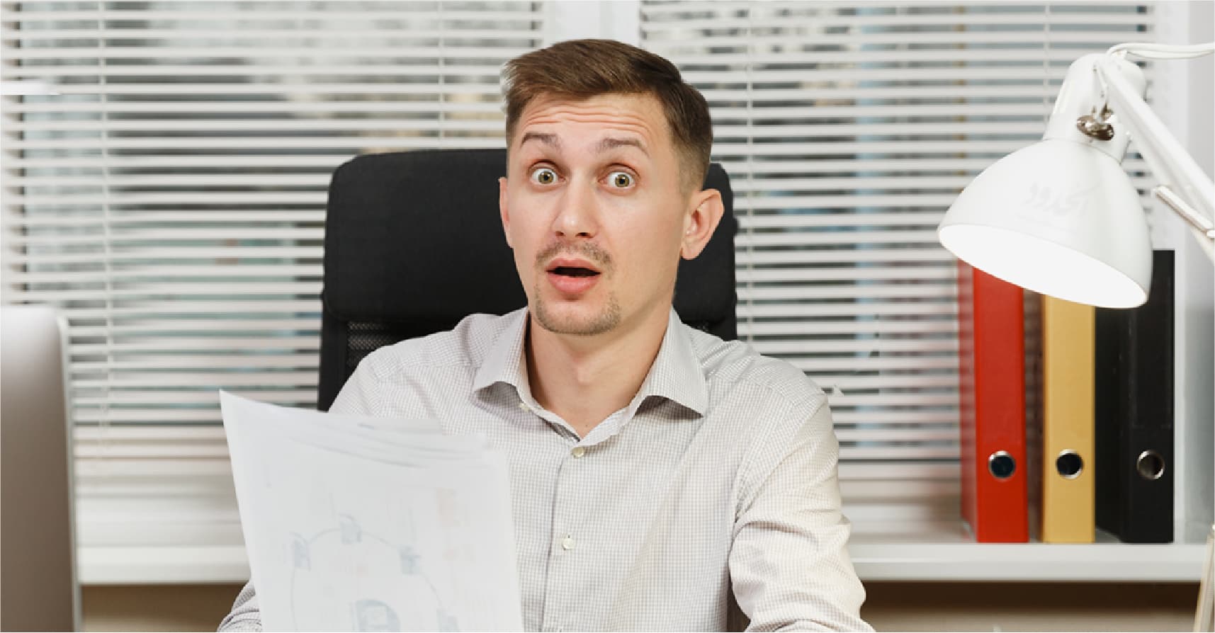 صورة شاب يؤسّس شركته الخاصة بعد قراءته سيرته الذاتية وانبهاره بمهاراته