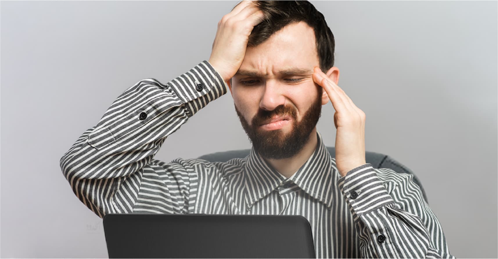 صورة امتلاء ذاكرة شاب تذكر كل كلمات السر التي يستعملها على الإنترنت