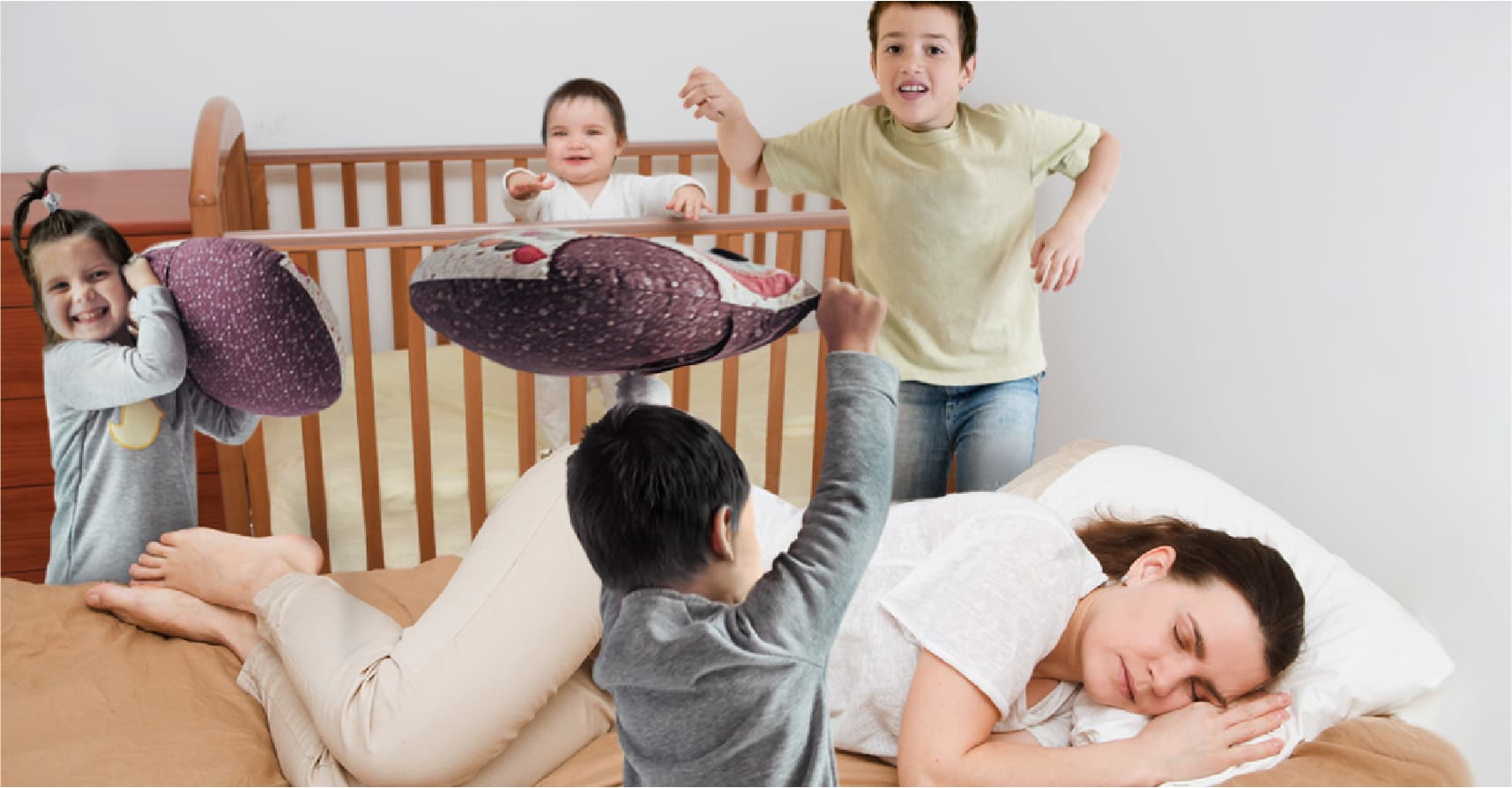 صورة أم تنجب مولوداً رابعاً ليلعب مع أخوته الأول والثاني والثالث