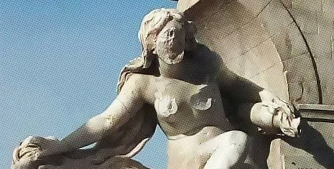 صورة جزائري يستأصل ورمين خبيثين من تمثال امرأة تاريخي