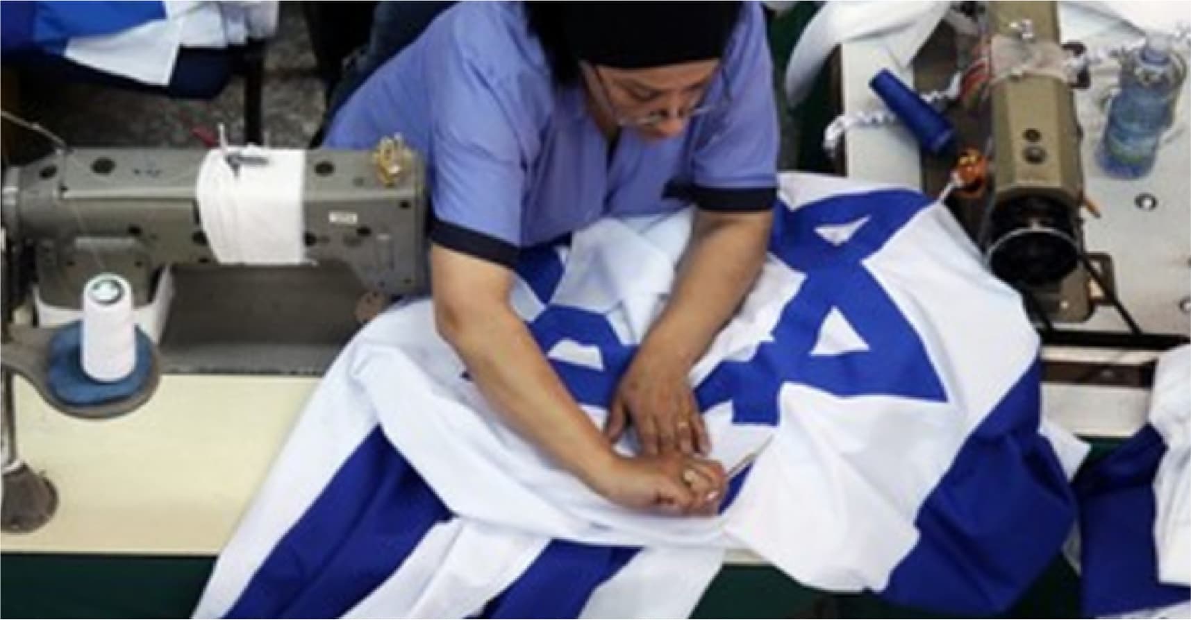 صورة أزمة القدس تنعش اقتصاد إسرائيل من بيع أعلامها لتُحرق في السوق العربي